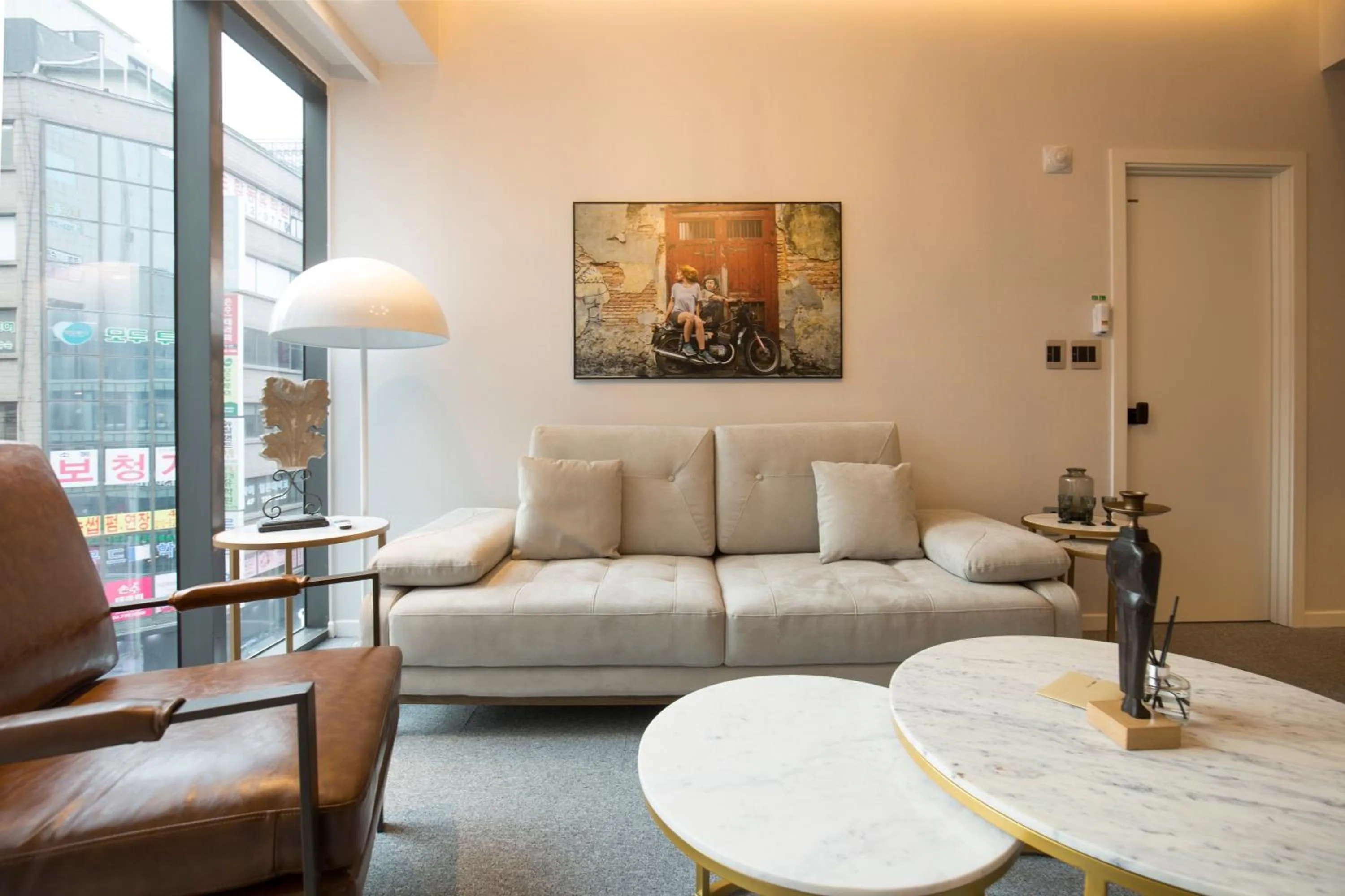 Living room, Seating Area in UH Suite The Jongno