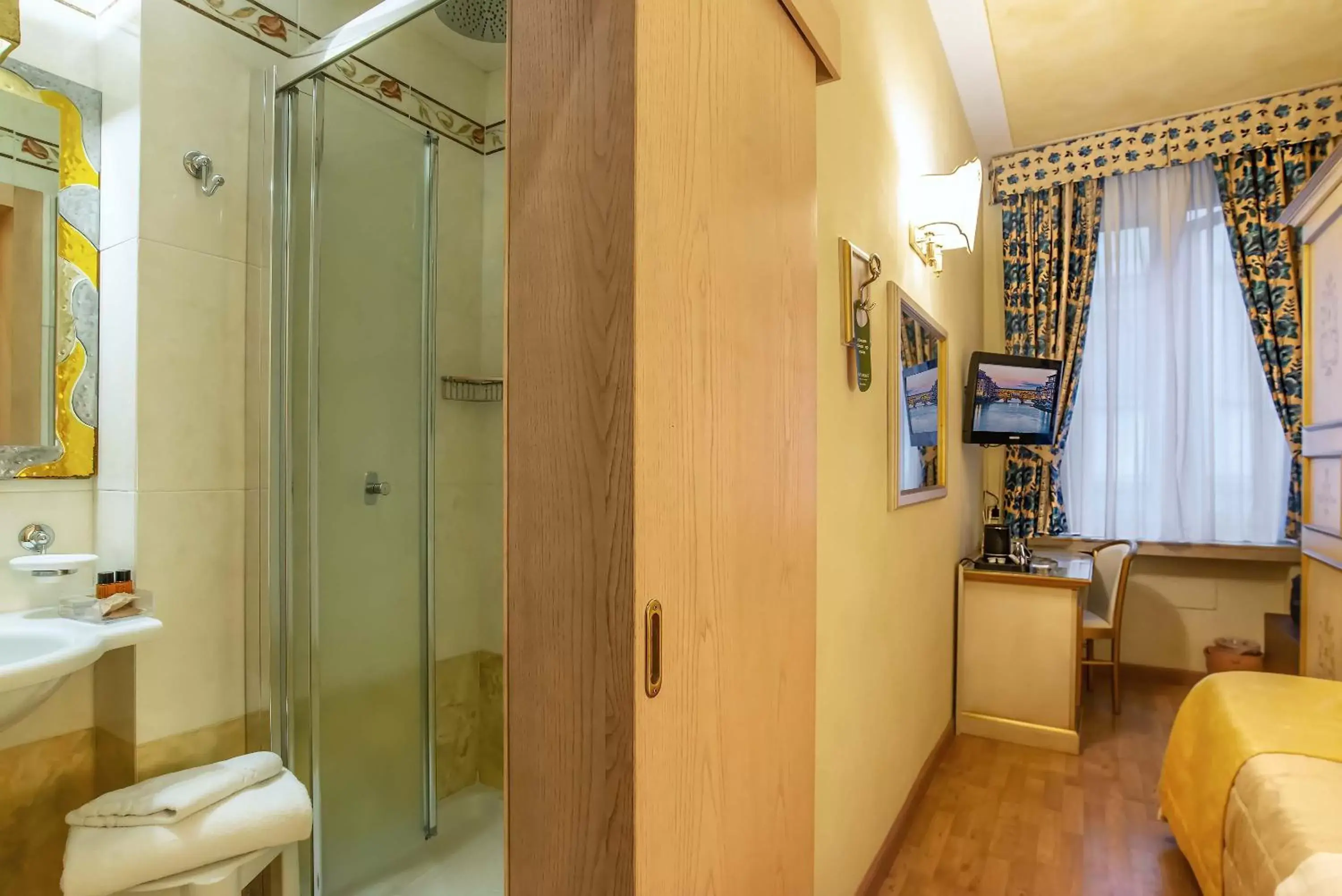 Bed, Bathroom in Hotel Alba Palace