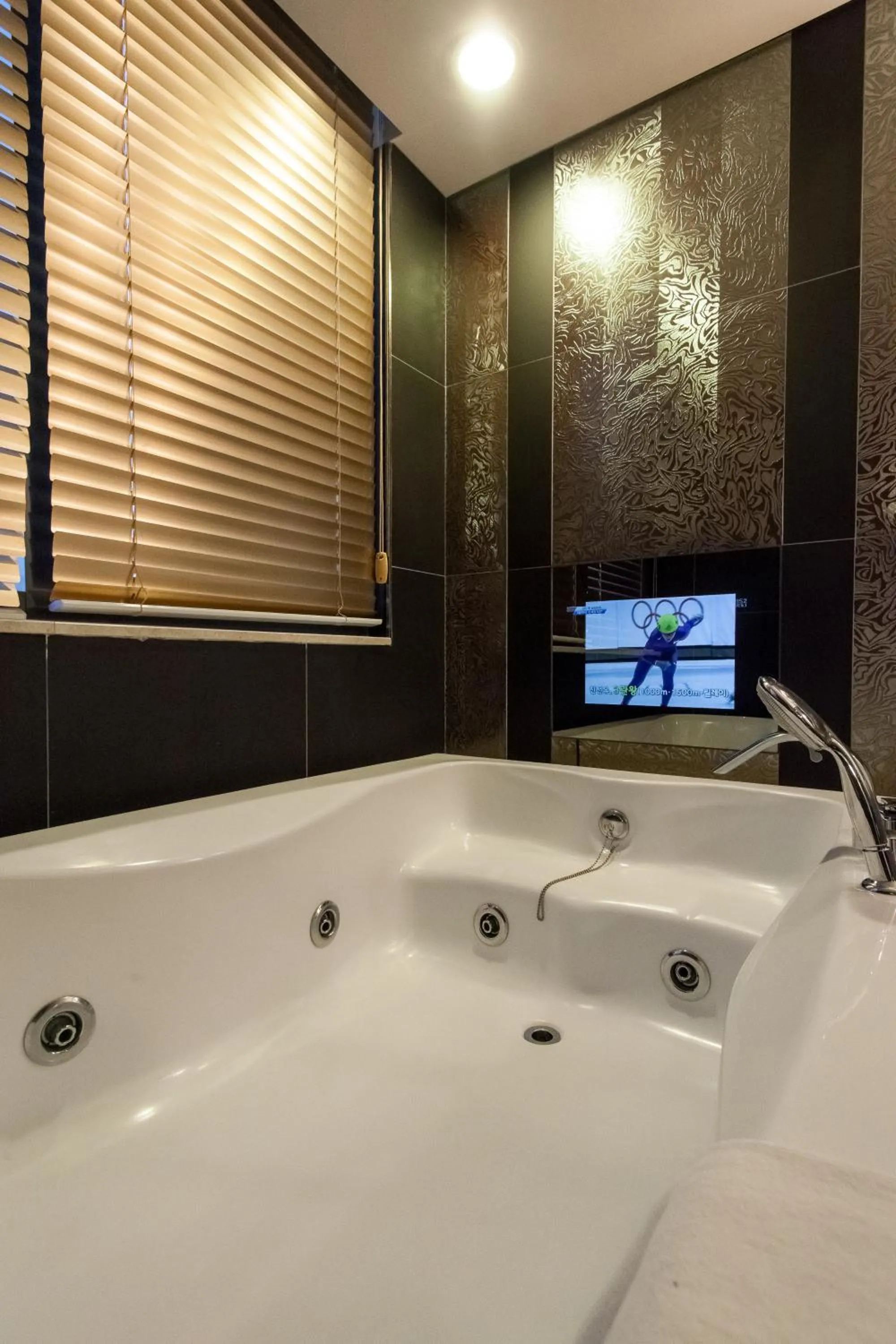 Shower in Hotel Pharos