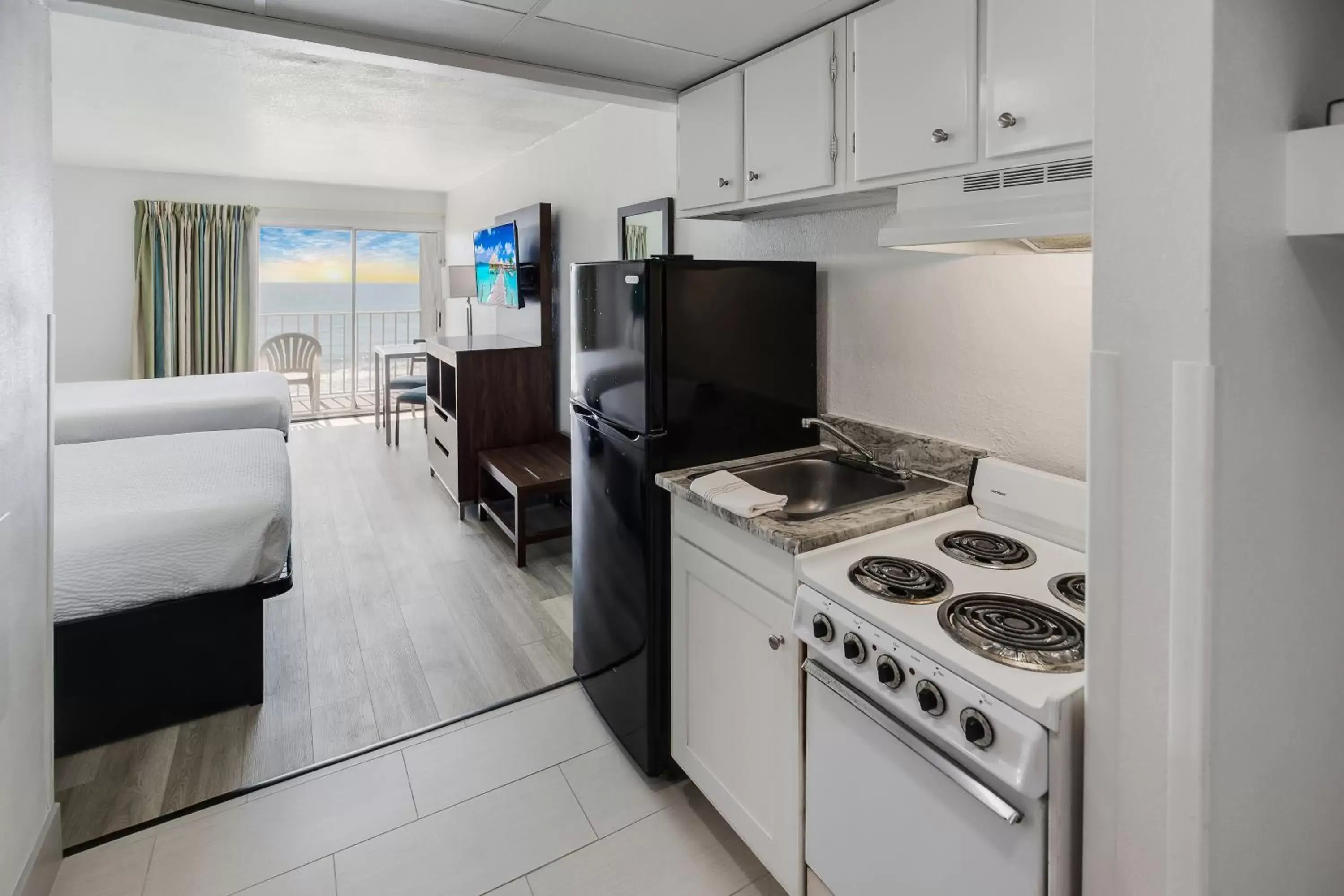 Kitchen or kitchenette, Kitchen/Kitchenette in Blu Atlantic Hotel & Suites