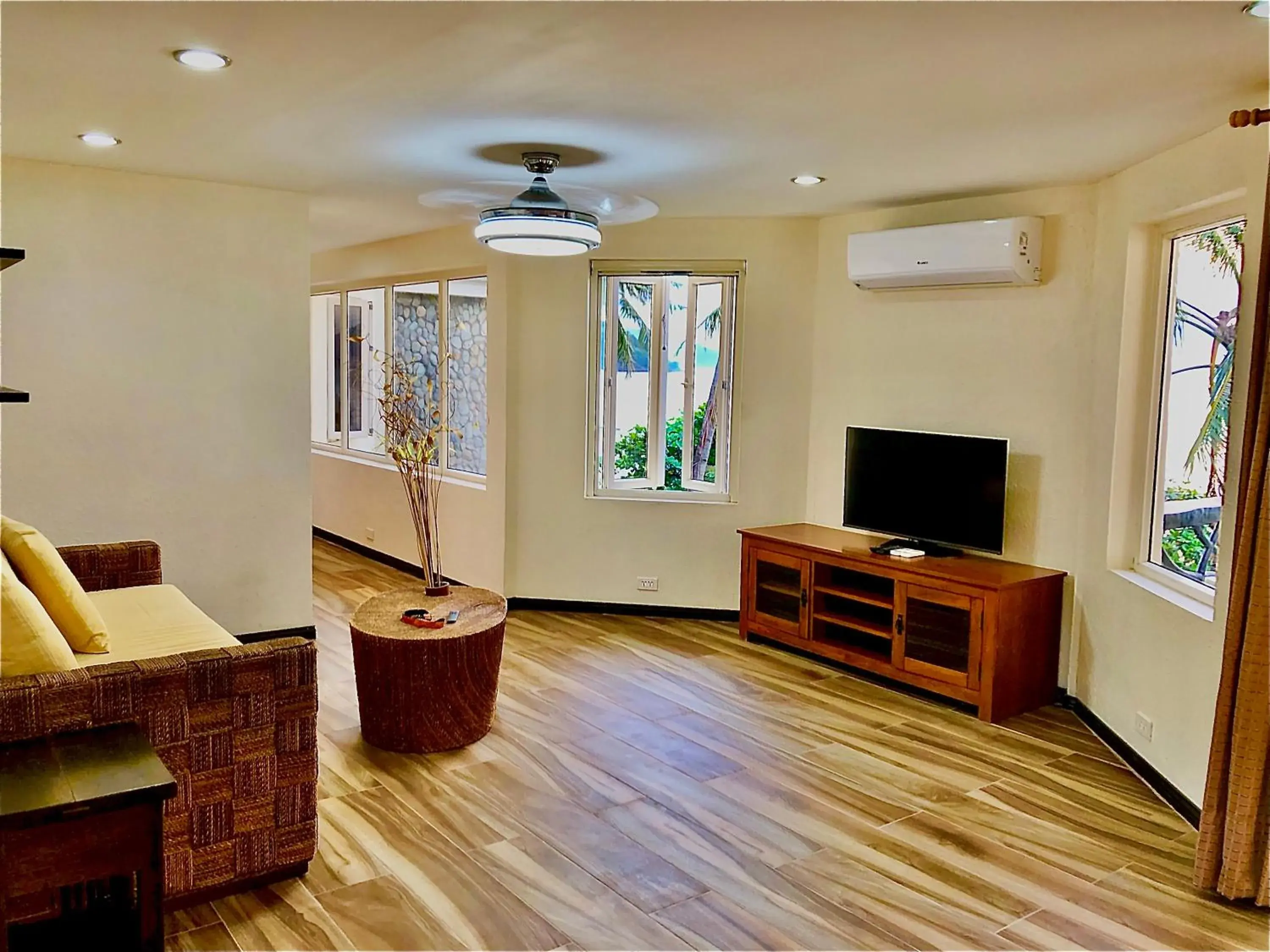 Living room, TV/Entertainment Center in Sunset At Aninuan Beach Resort