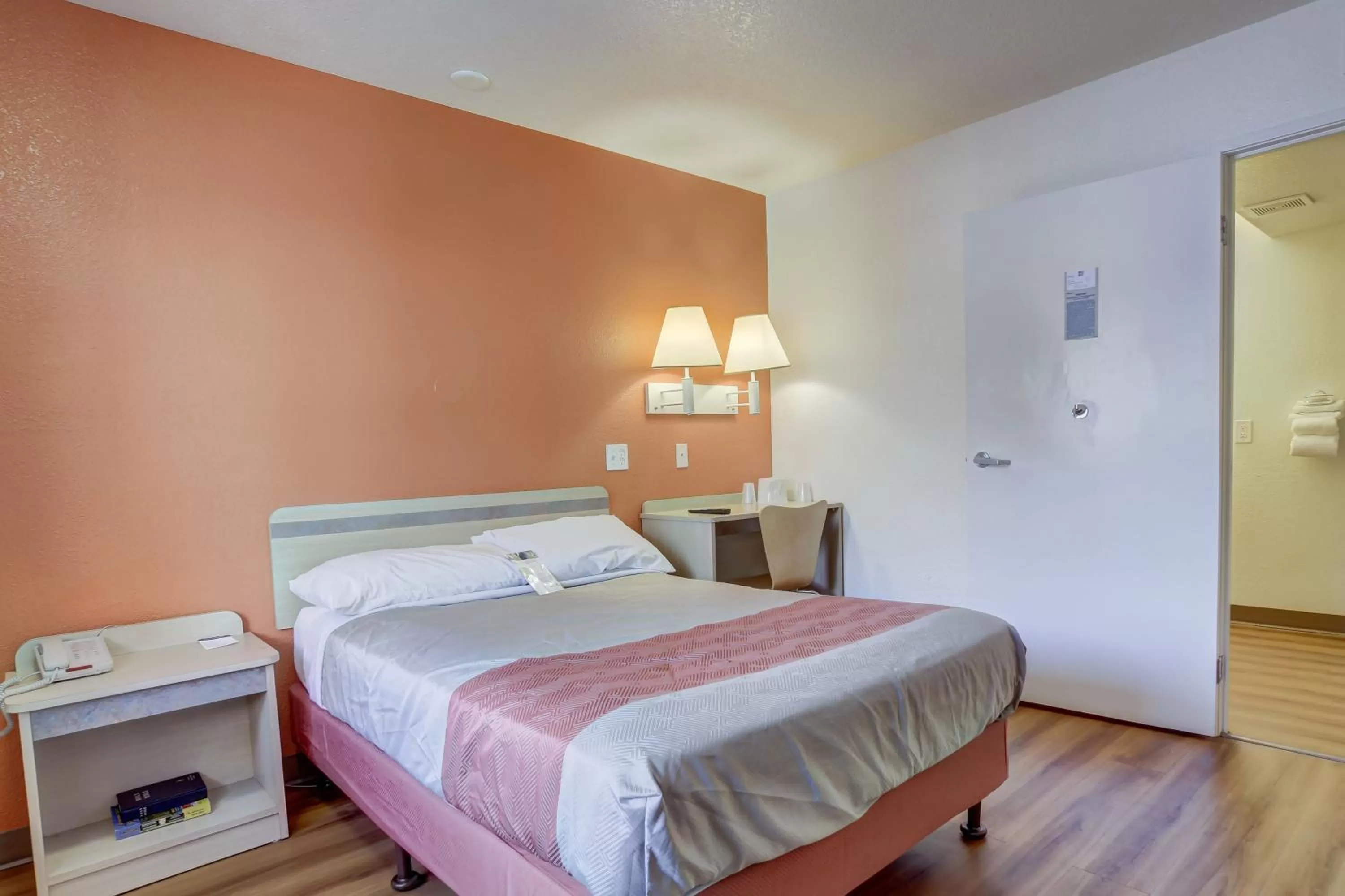 Bedroom, Bed in Motel 6-Grants Pass, OR