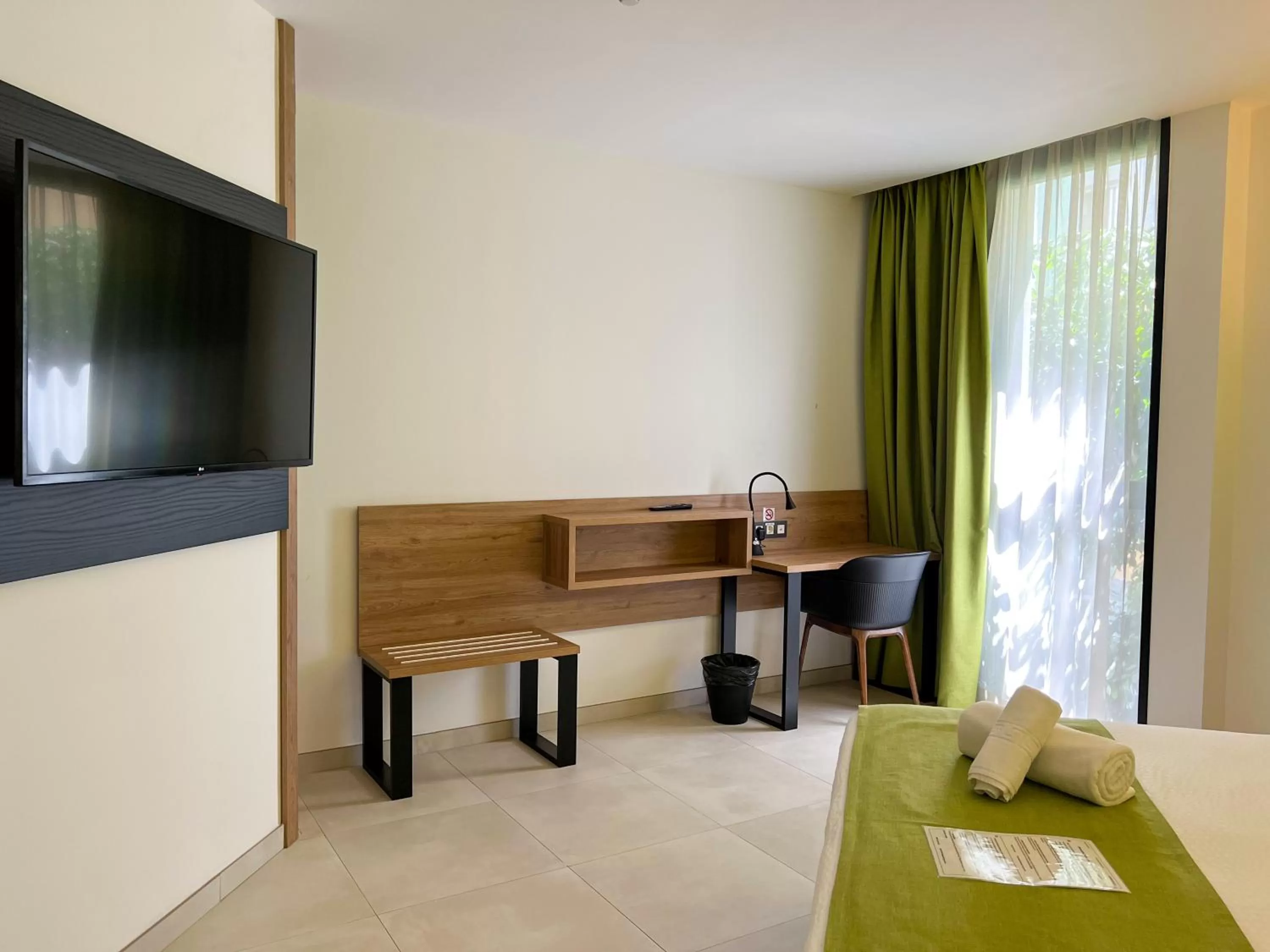 TV and multimedia, Bed in Hotel MG Poniente