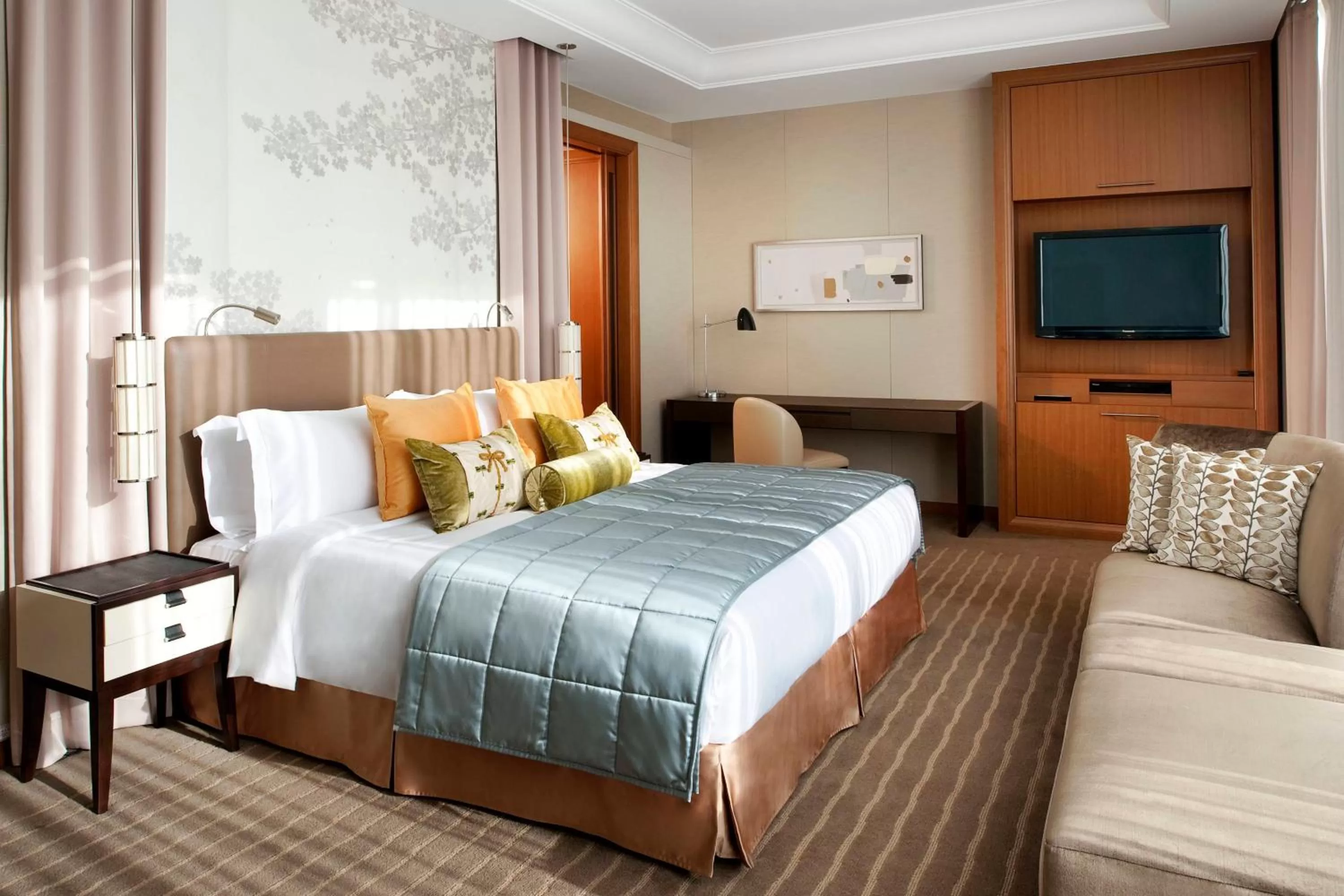 Photo of the whole room, Bed in The St. Regis Osaka