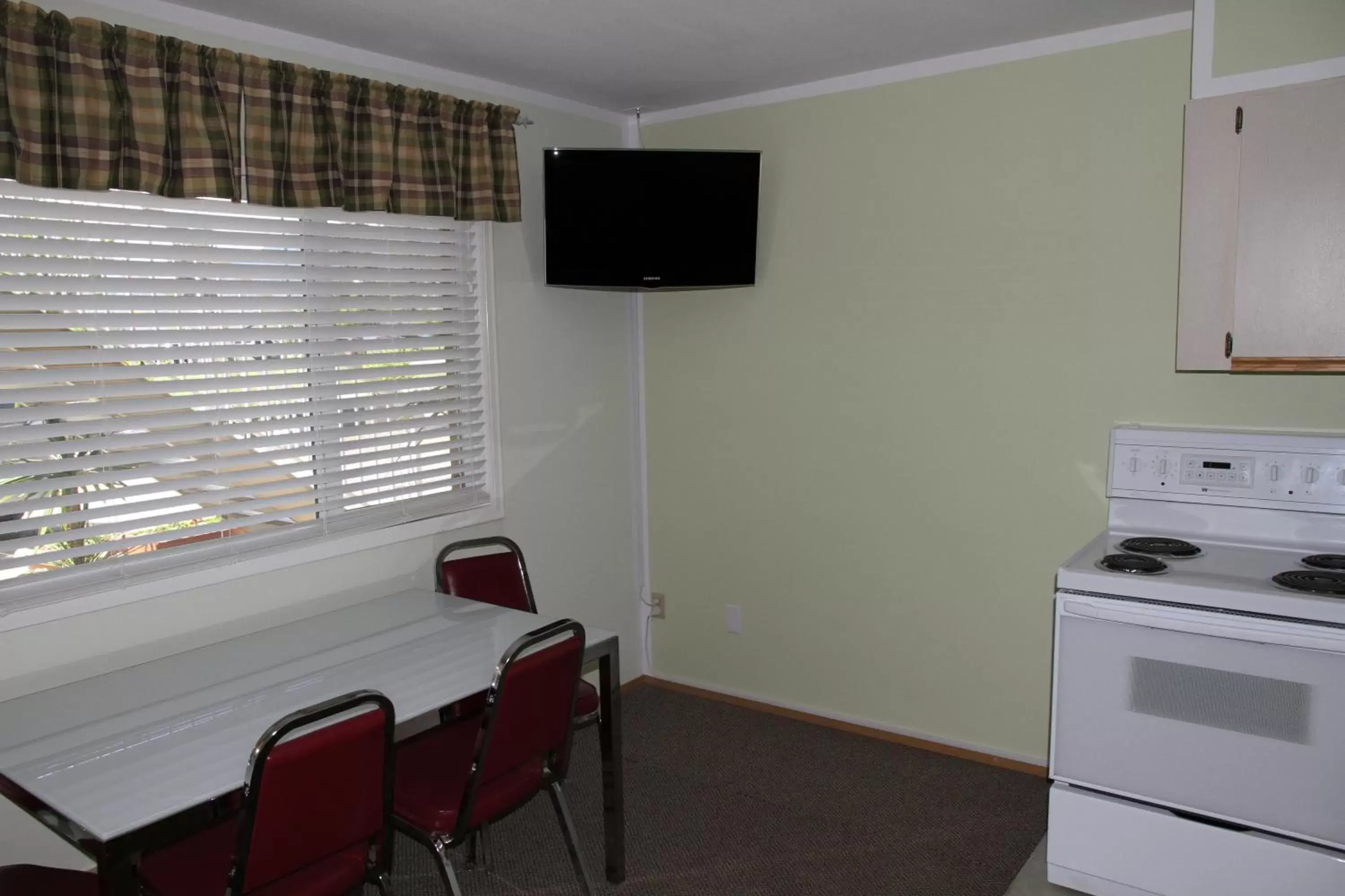 Dining area, TV/Entertainment Center in Waterfront Inn