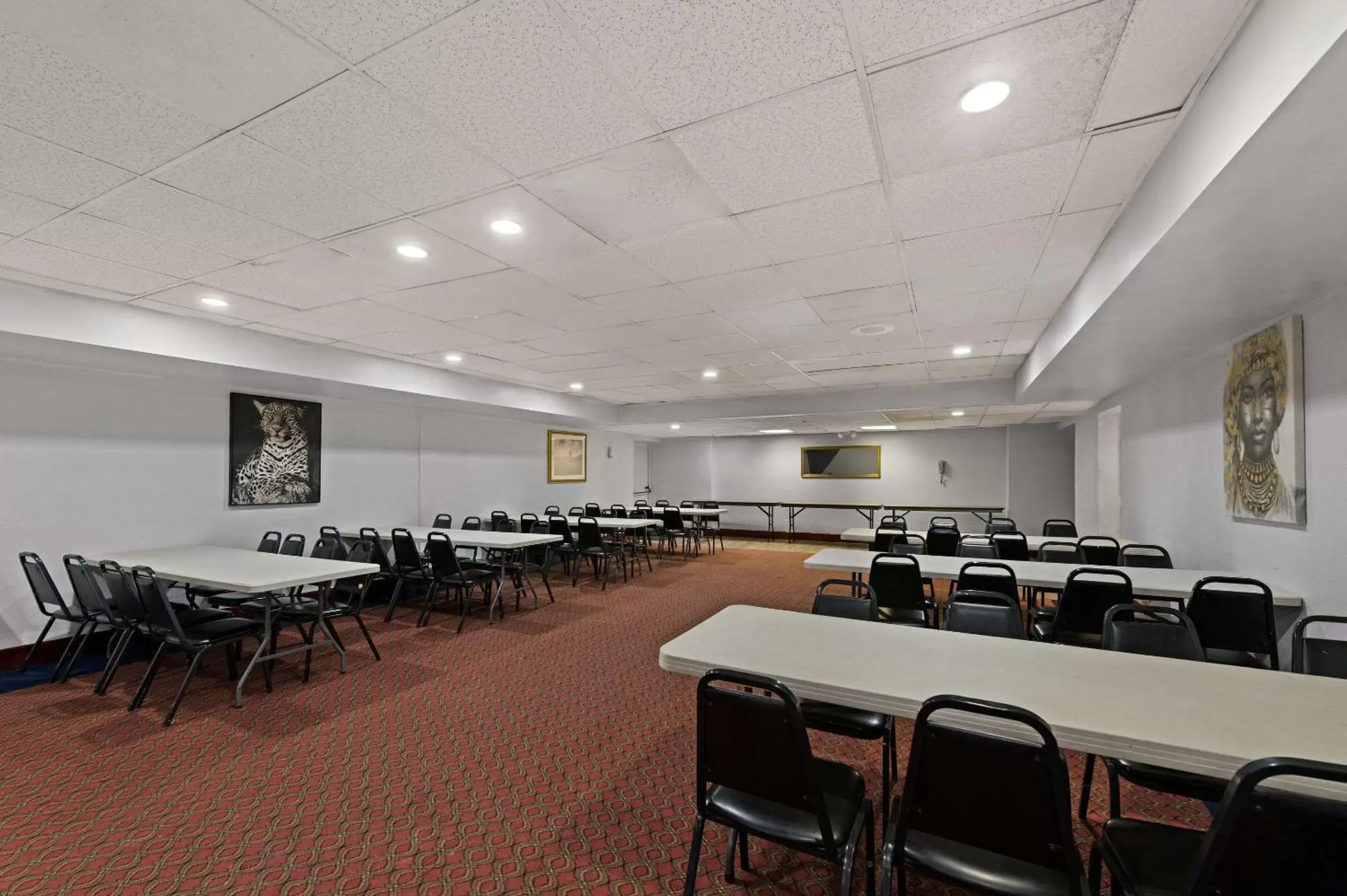 Meeting/conference room in Quality Inn & Suites near I-480 and I-29