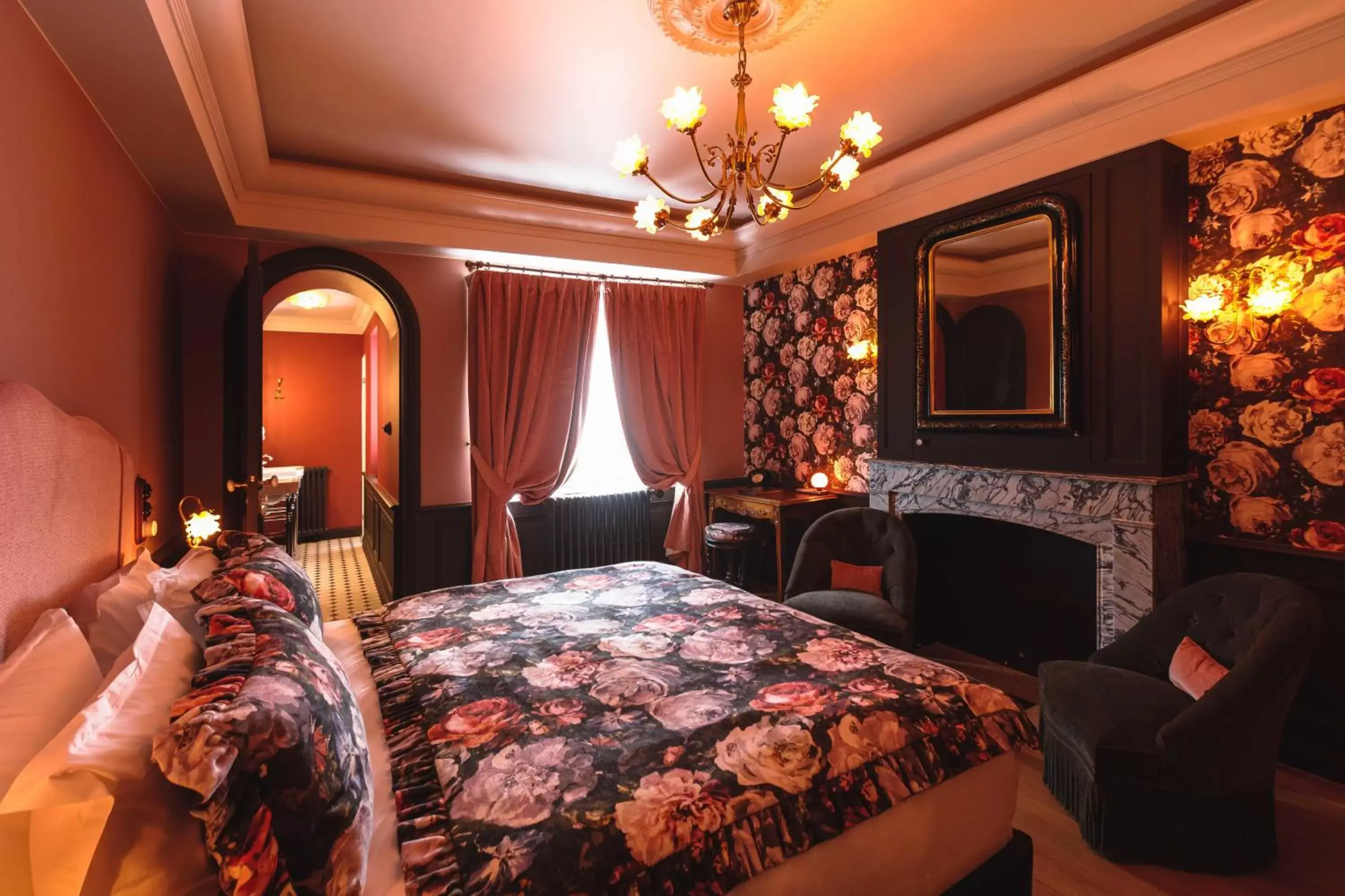 Photo of the whole room, Bed in Bayard Bellecour