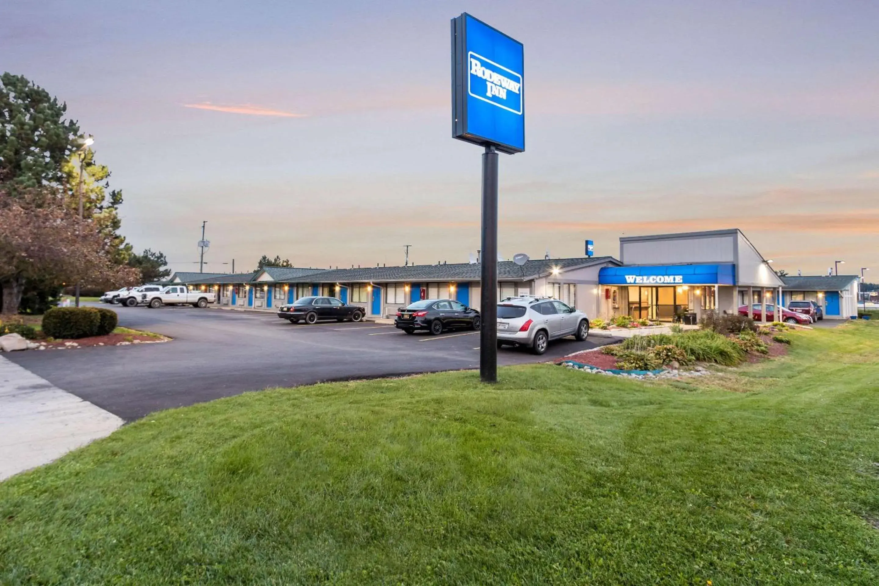 Property building in Rodeway Inn Near Hall of Fame Property building in Rodeway Inn Near Hall of Fame