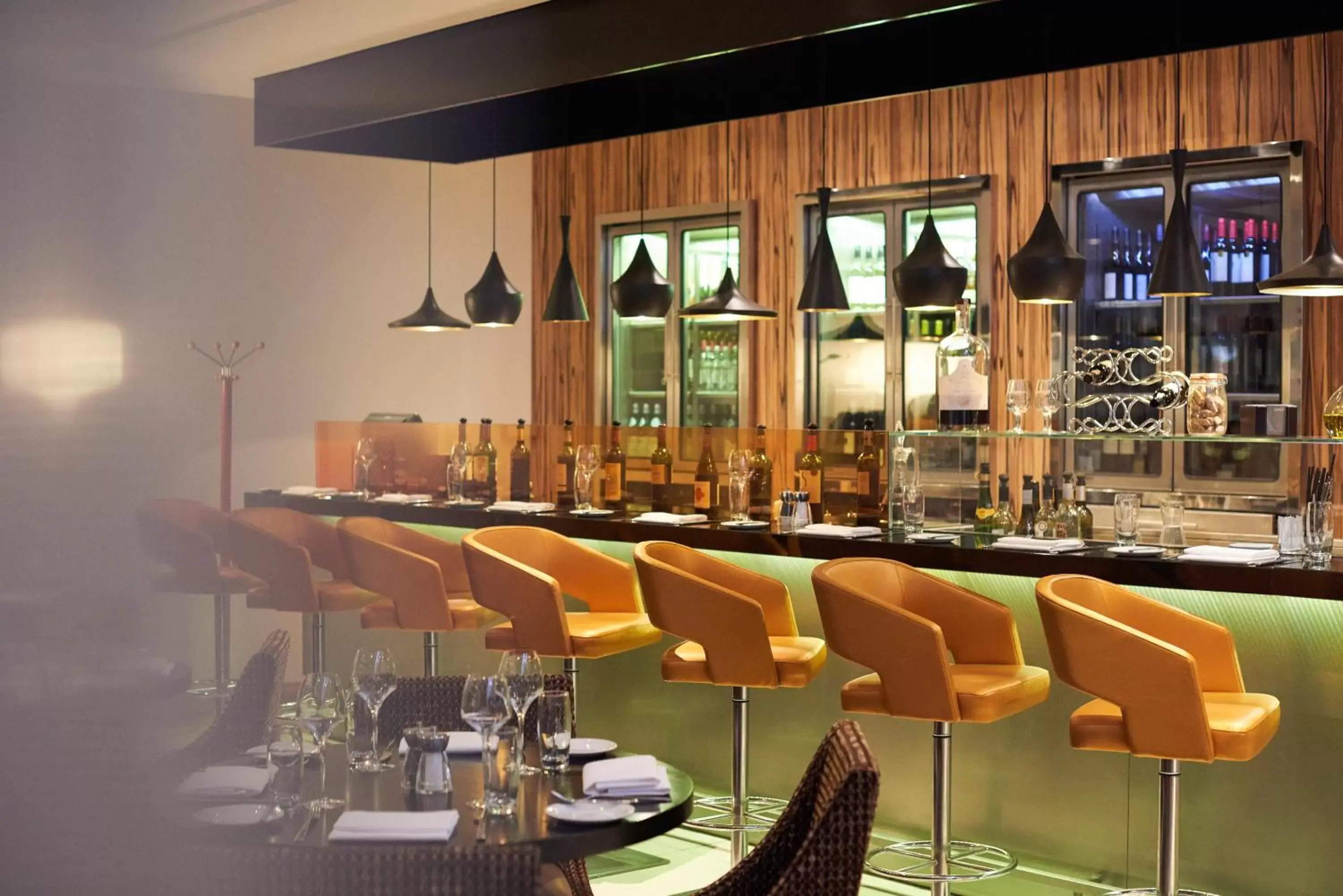 Restaurant/Places to Eat in Novotel London West