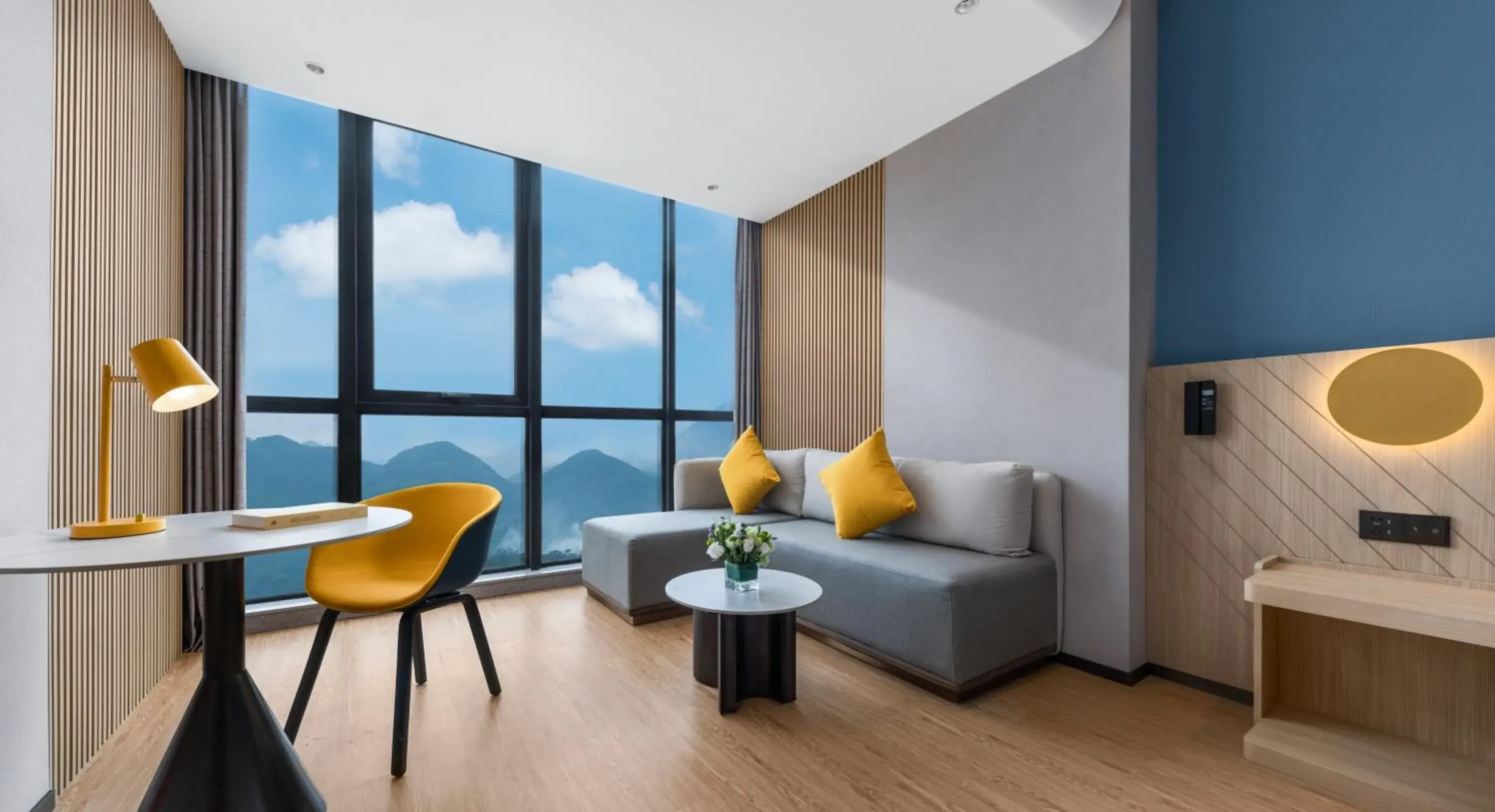 Living room, Seating Area in Holiday Inn Express Jiangmen Yinhu Bay, an IHG Hotel