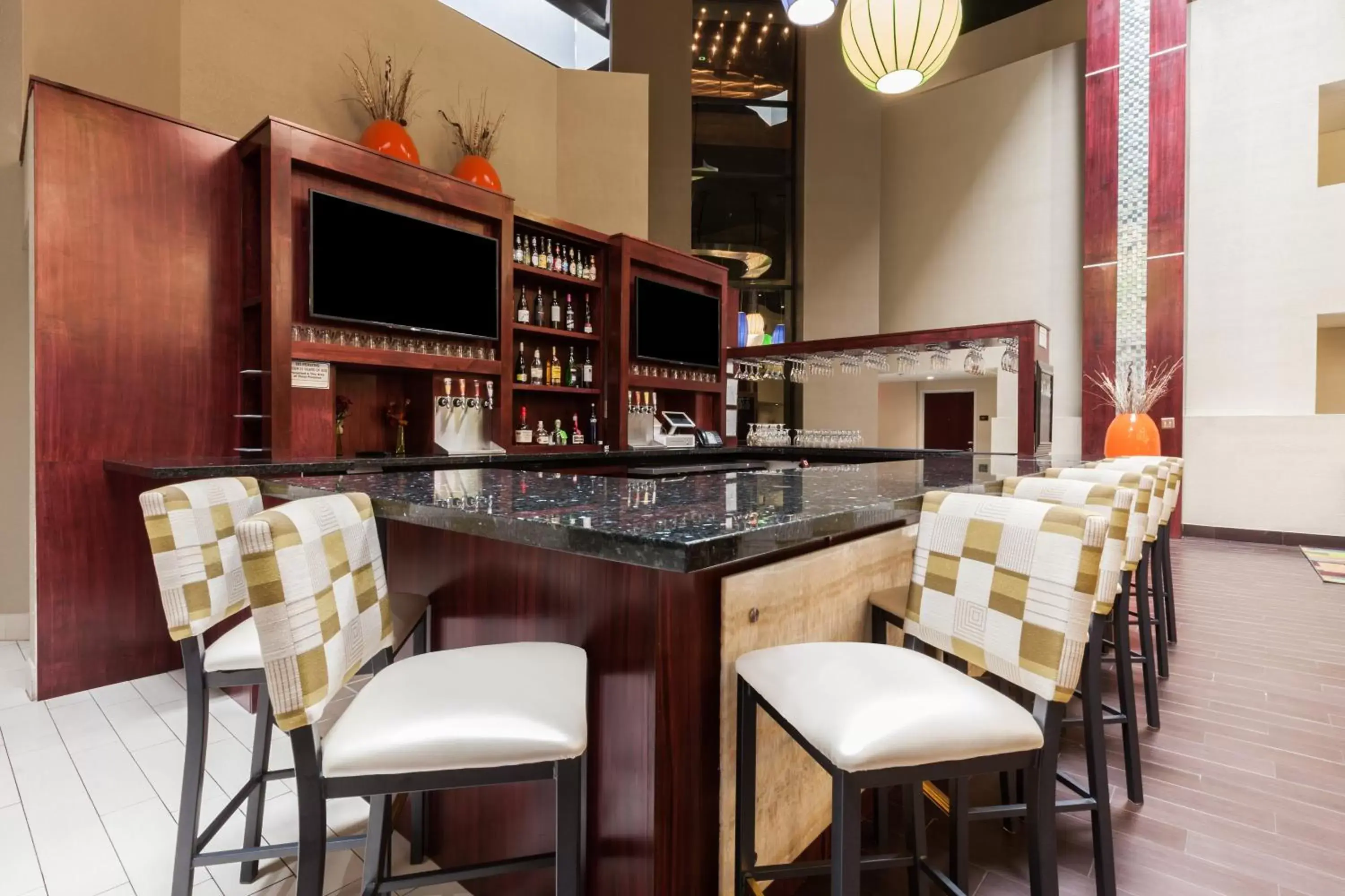 Lounge or bar, Lounge/Bar in Holiday Inn Hotel & Suites Oklahoma City North, an IHG Hotel