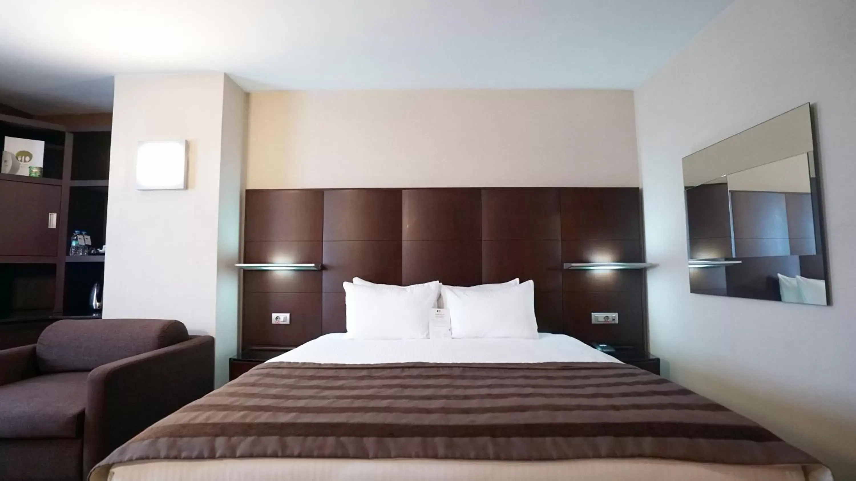 Photo of the whole room, Bed in Point Hotel Taksim