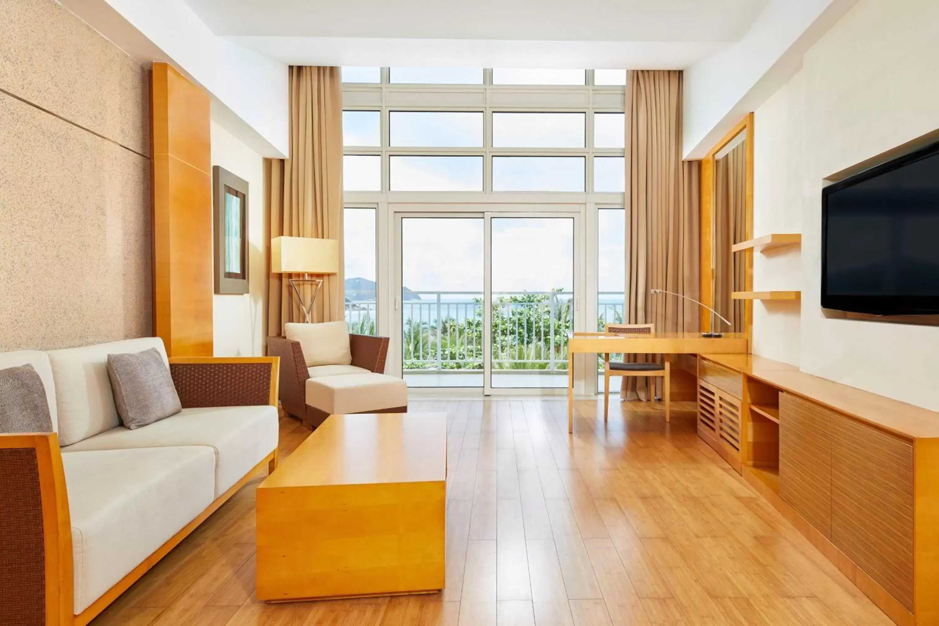 Bedroom, Seating Area in Four Points by Sheraton Shenzhou Peninsula Resort