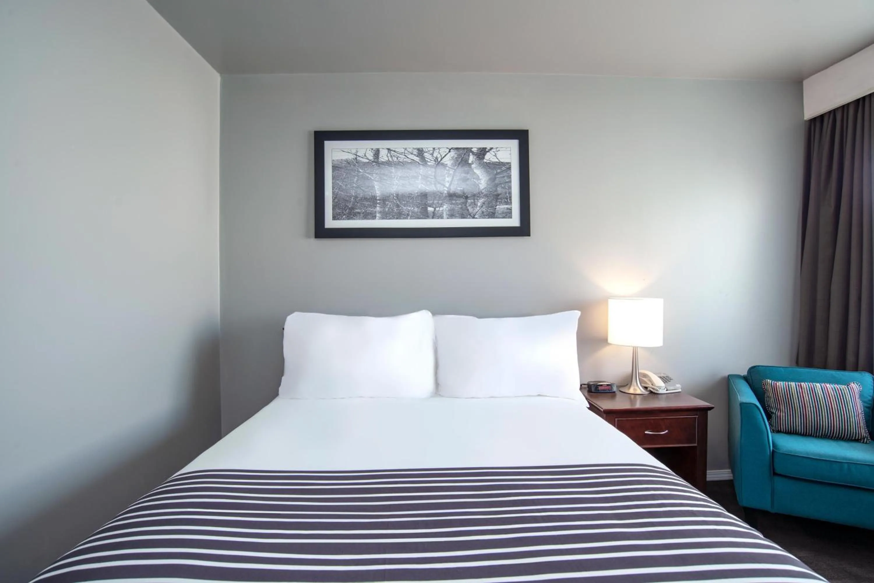 Photo of the whole room, Bed in Sandman Inn Cache Creek