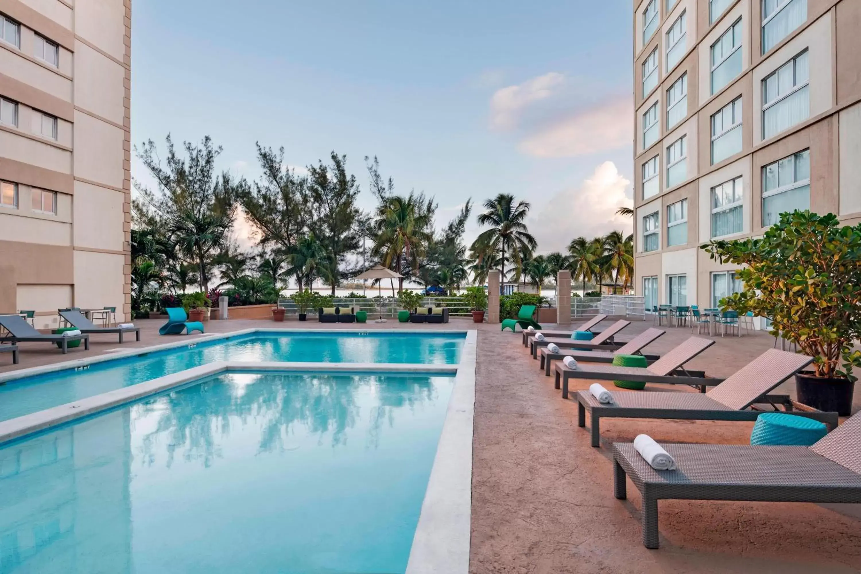 Swimming Pool in Courtyard by Marriott Nassau Downtown/Junkanoo Beach