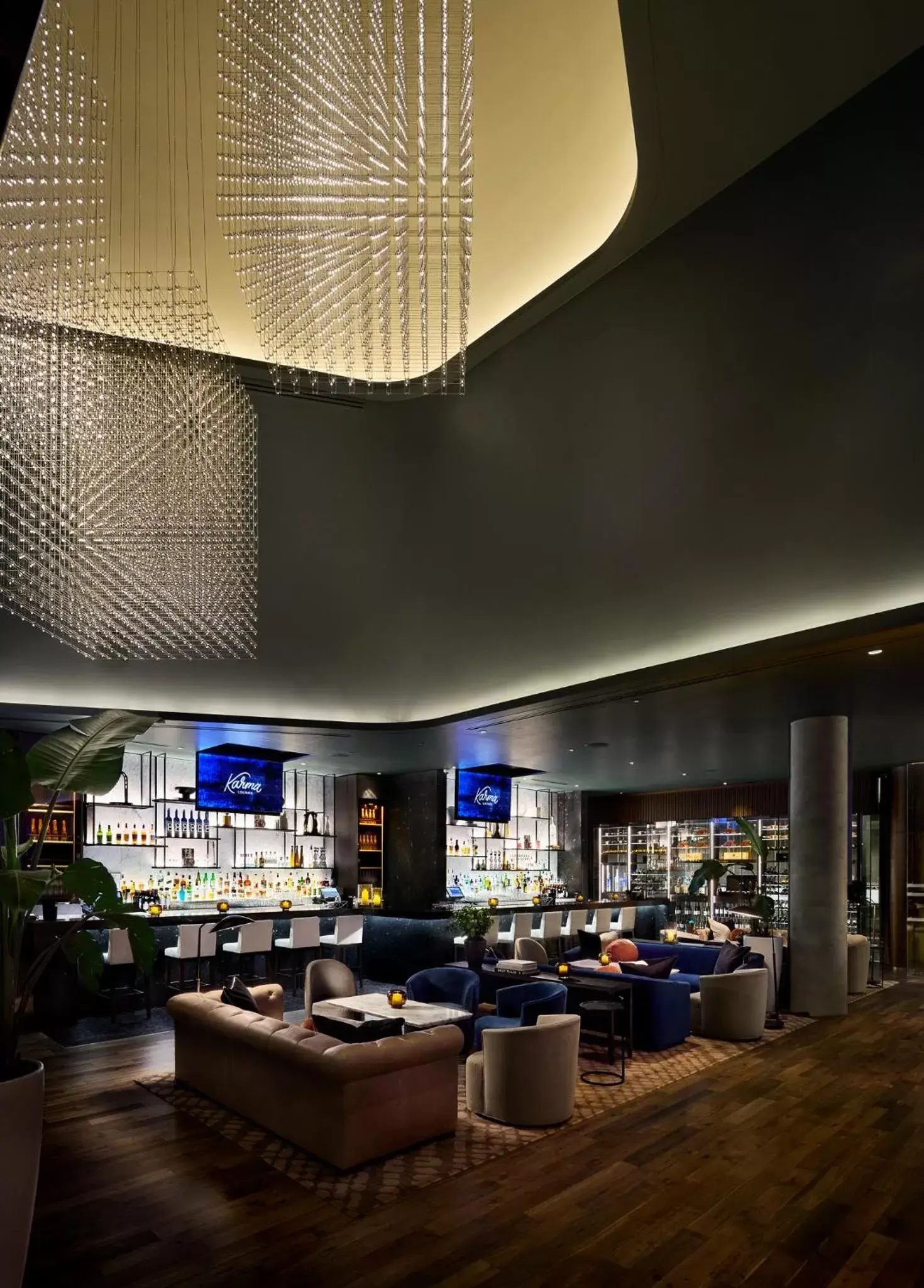 Lounge or bar in Paradox Hotel Vancouver