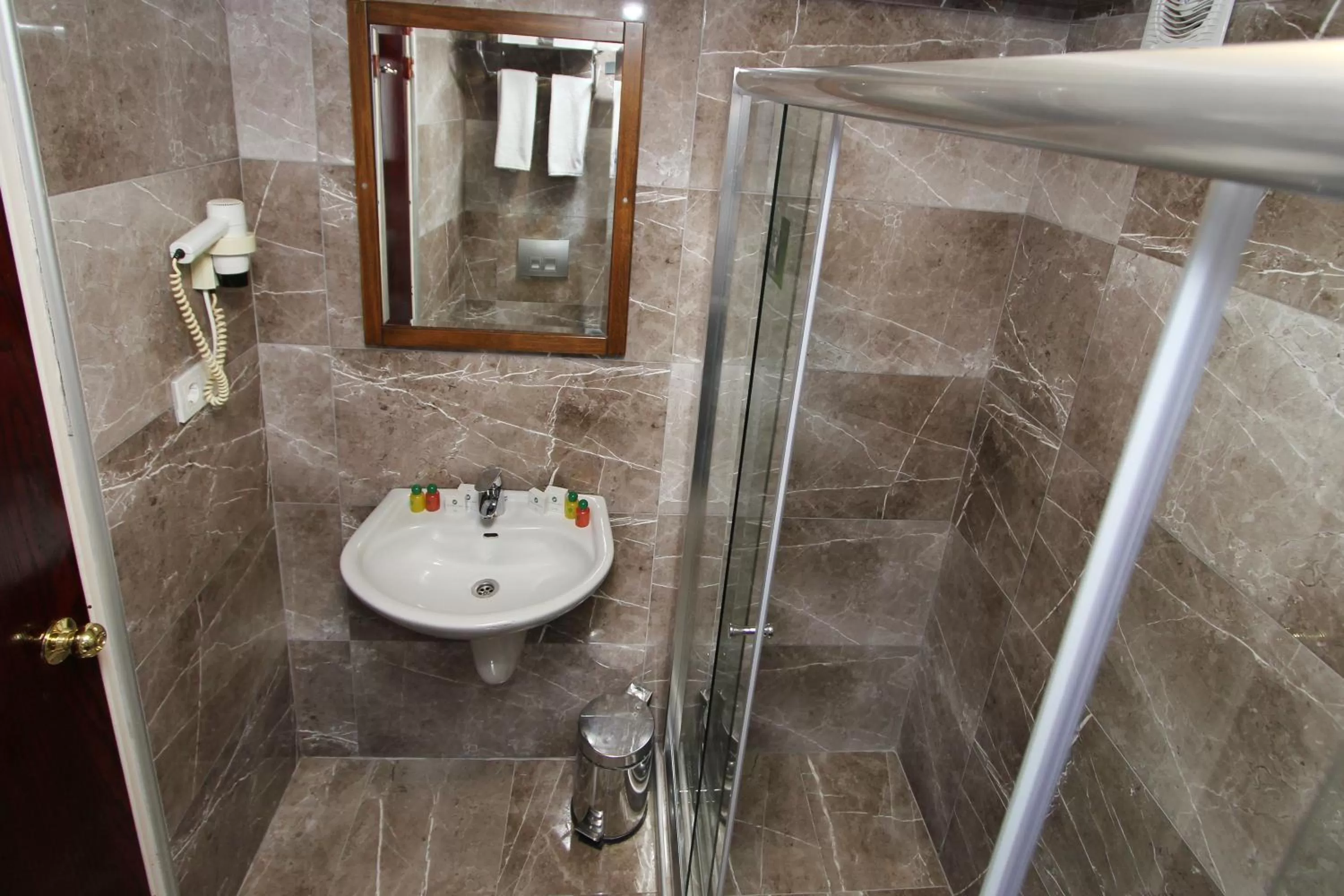 Single Room in Laleli Gonen Hotel