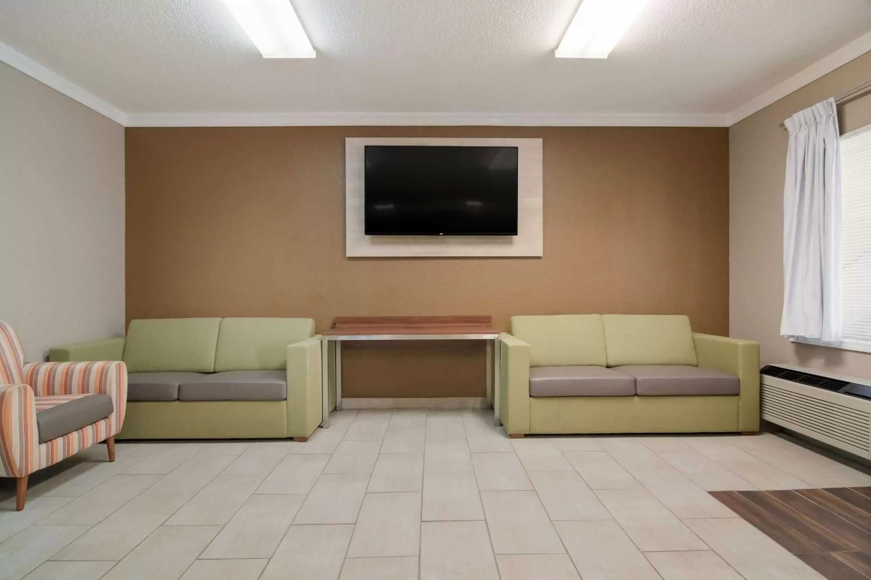 Bedroom, Seating Area in SureStay Hotel by Best Western Helen Downtown