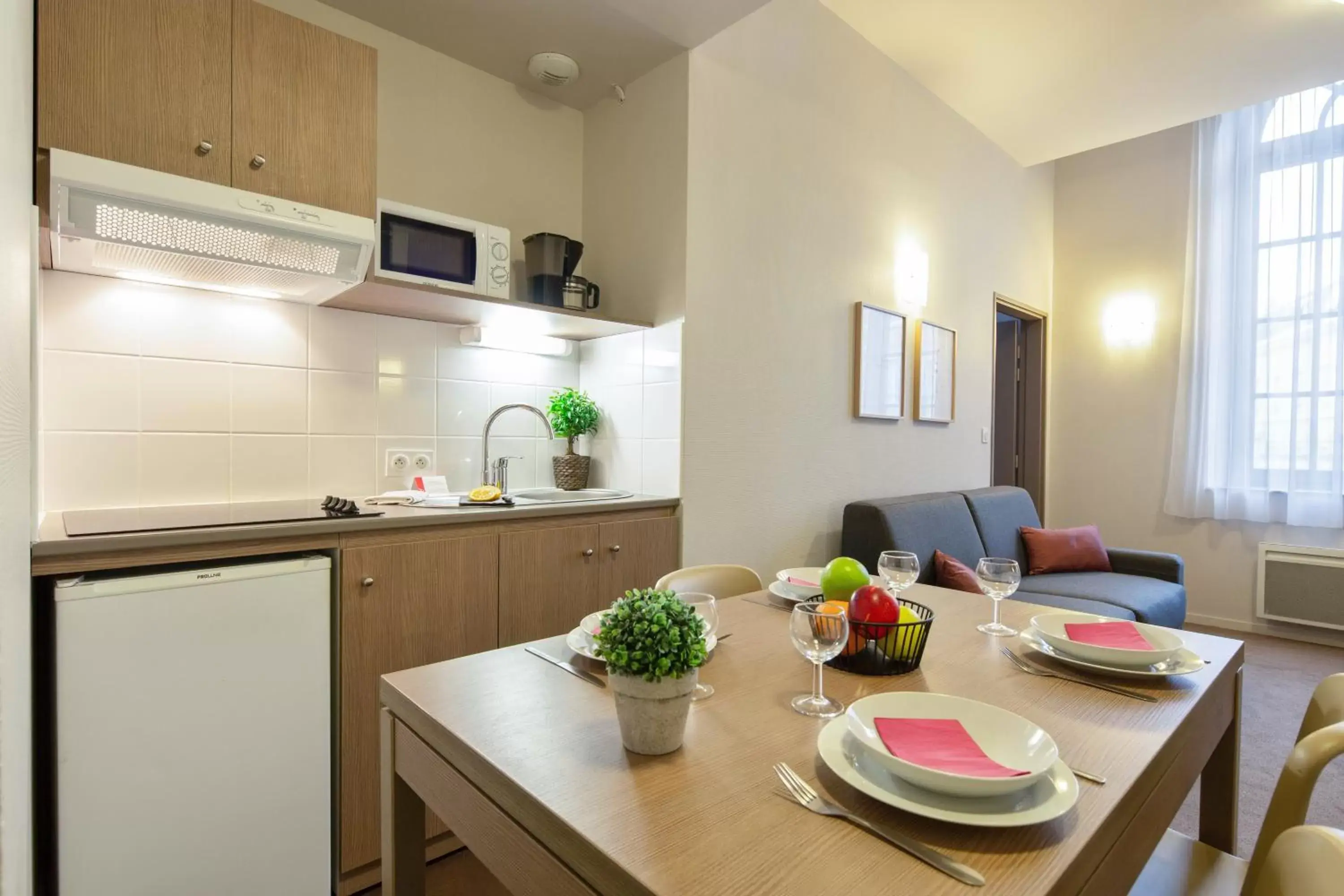 Kitchen or kitchenette, Dining Area in Appart’City Confort Reims Centre