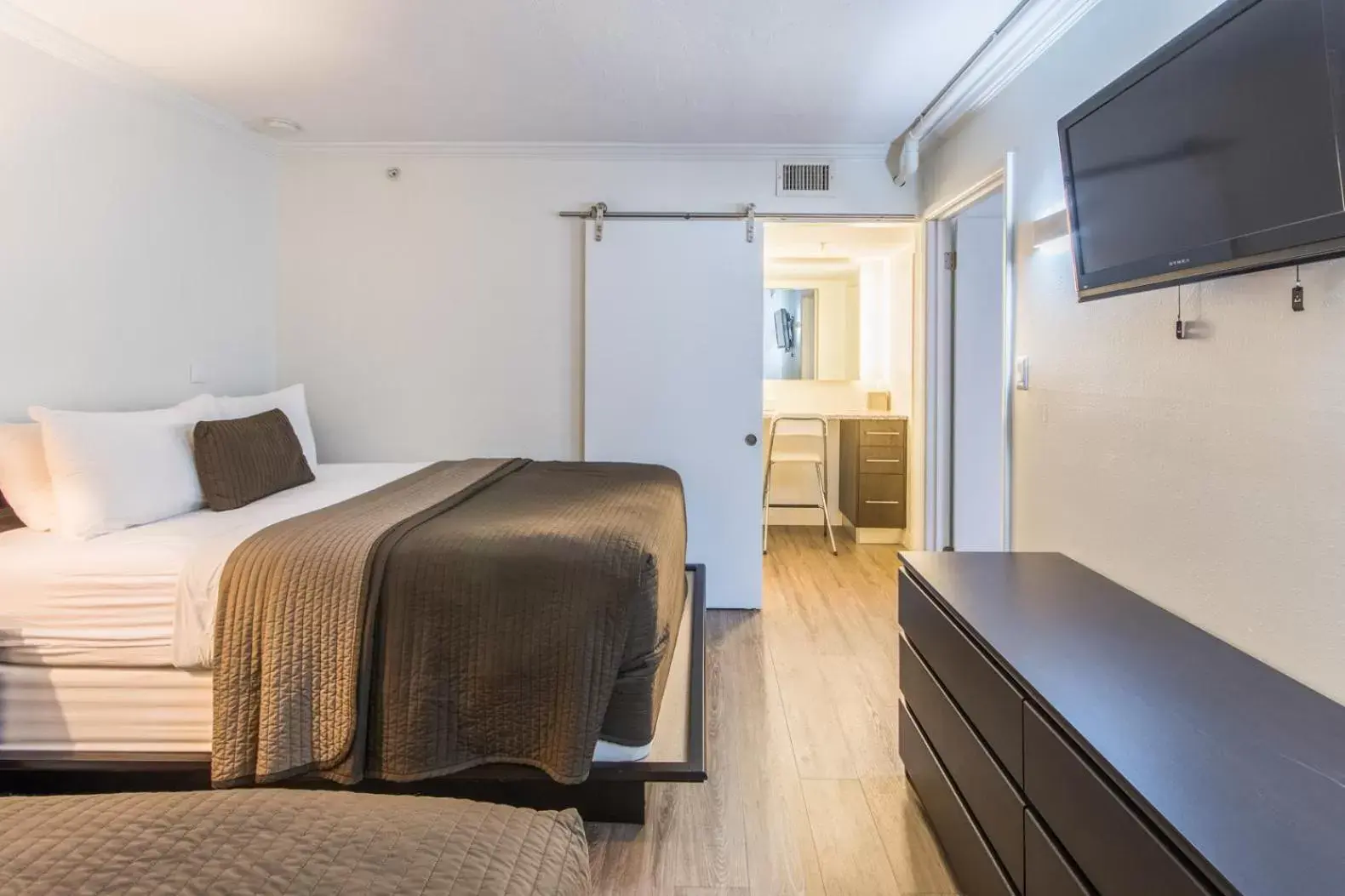 Bedroom, Bed in Hibiscus Suites - Sarasota