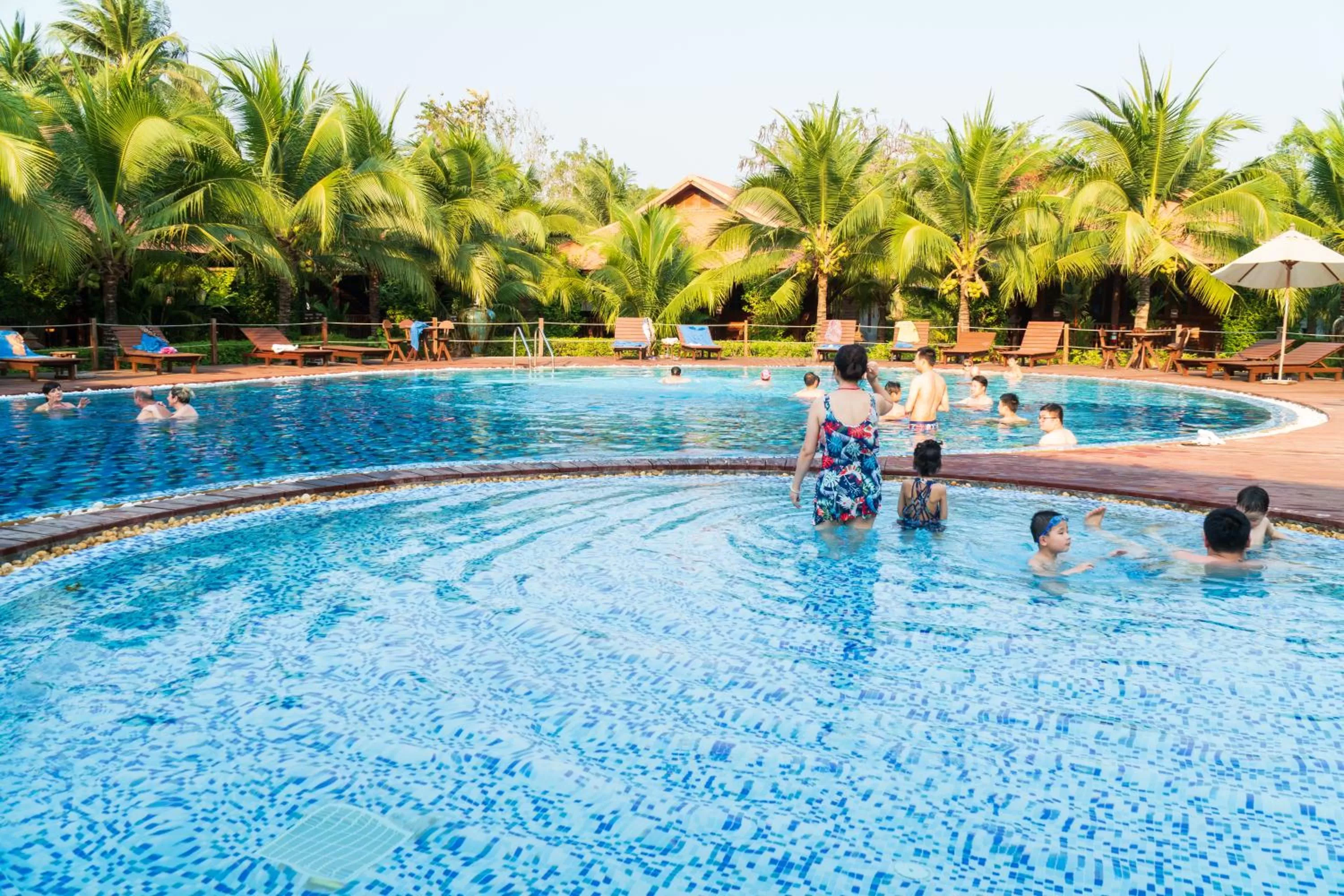 Swimming pool in Maikaew Damnoen Resort