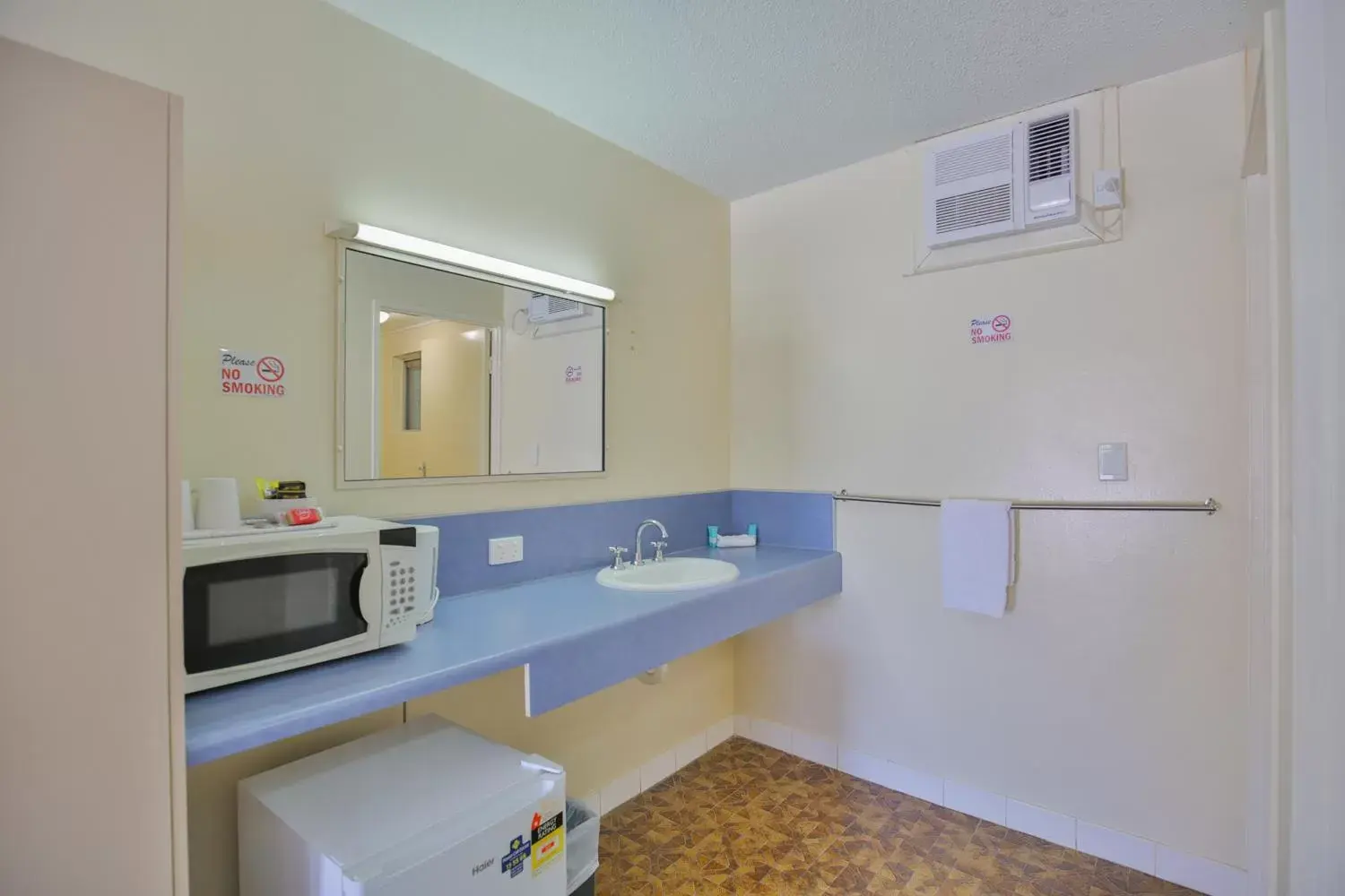 Bathroom in Oscar Motel