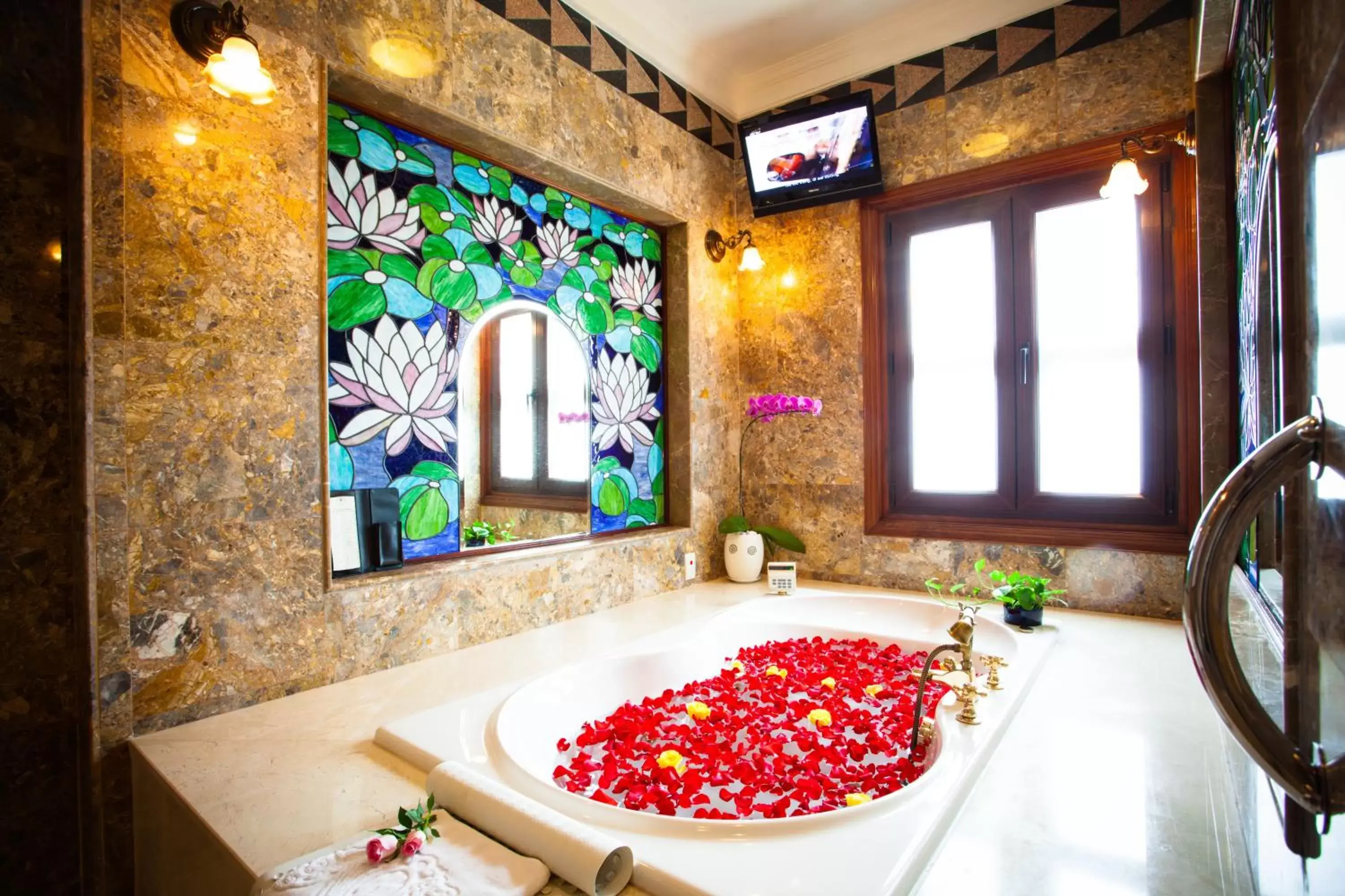 Hot Tub, Bathroom in Hotel Majestic Saigon