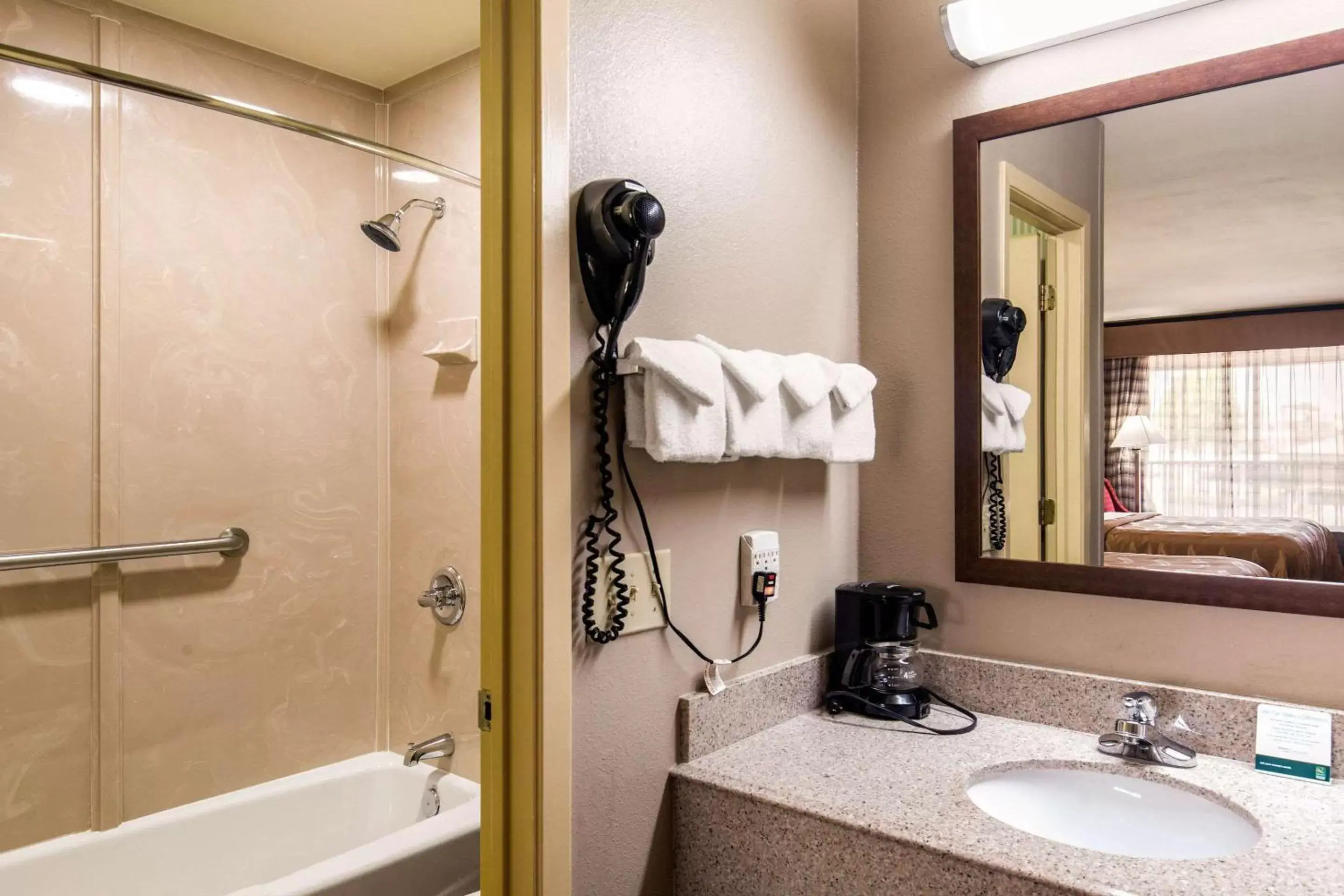 Bathroom in Quality Inn Paris Texas