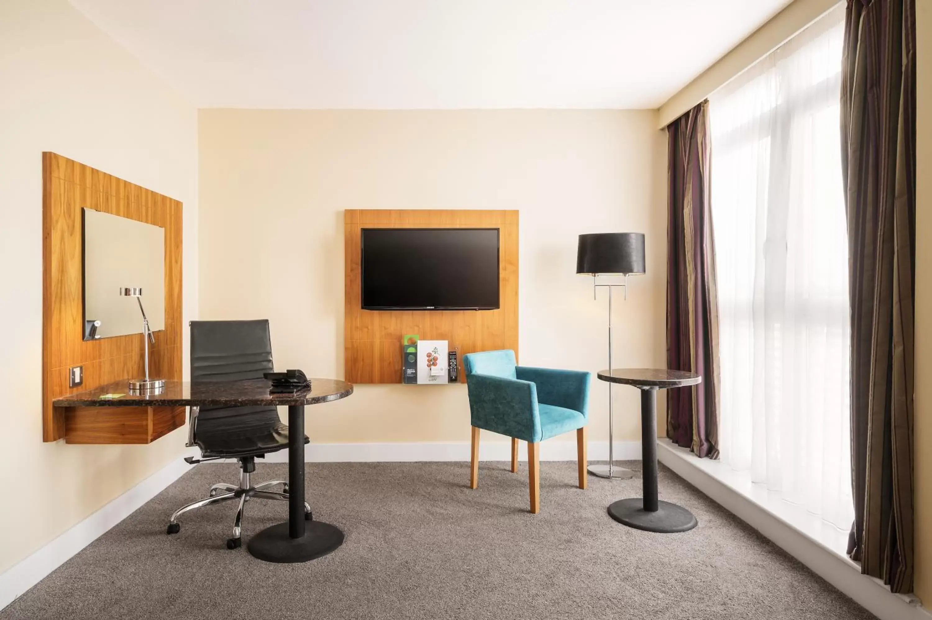 Seating area, TV/Entertainment Center in Holiday Inn Birmingham City, an IHG Hotel