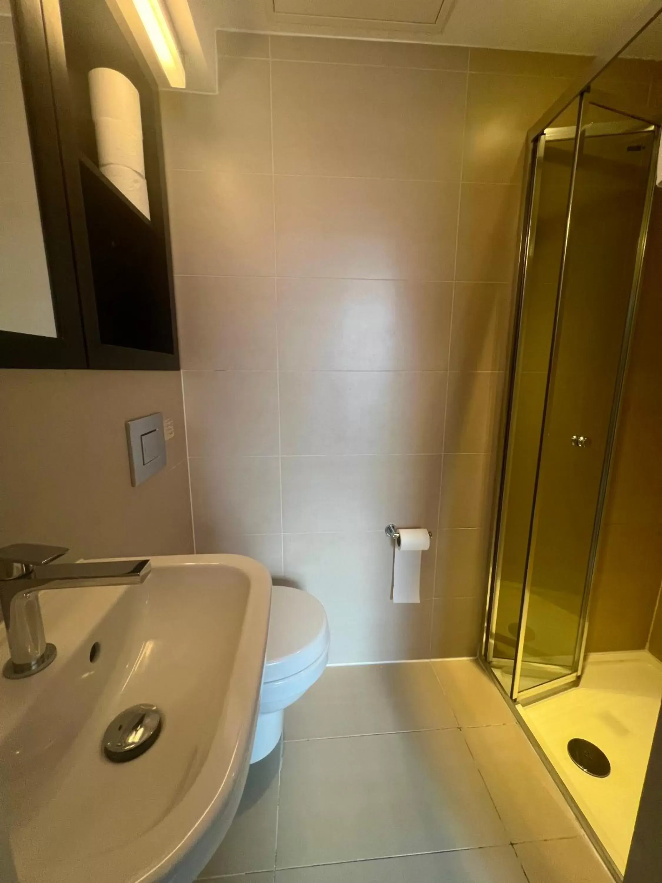 Toilet, Bathroom in Bloomsbury Palace Hotel