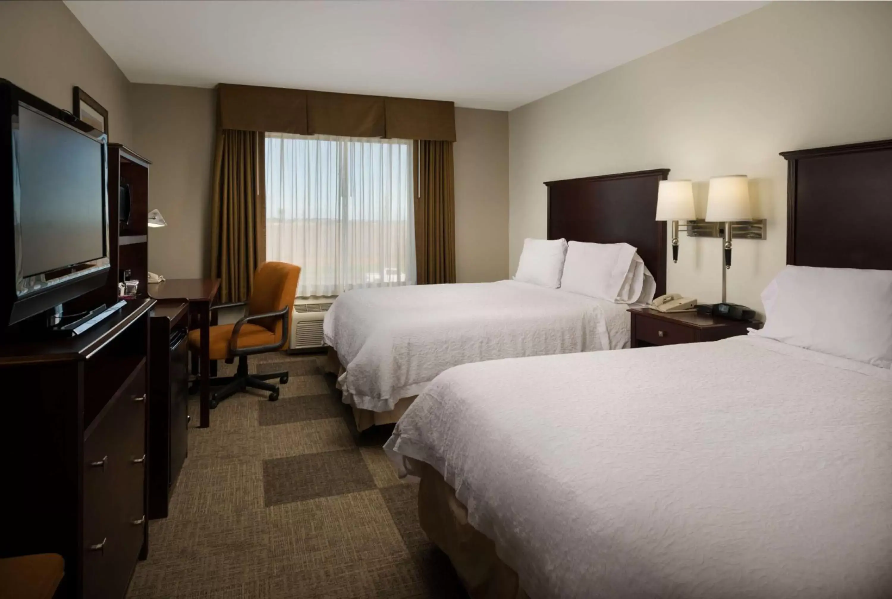 Bed, TV/Entertainment Center in Hampton Inn & Suites Altus