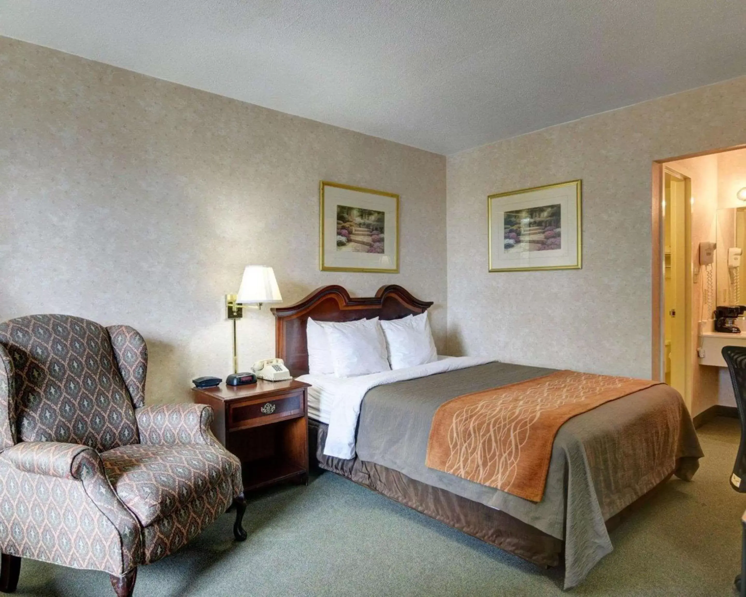 Photo of the whole room, Bed in Quality Inn Tysons Corner