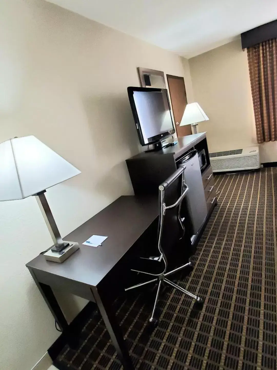 TV and multimedia, TV/Entertainment Center in Best Western Adena Inn