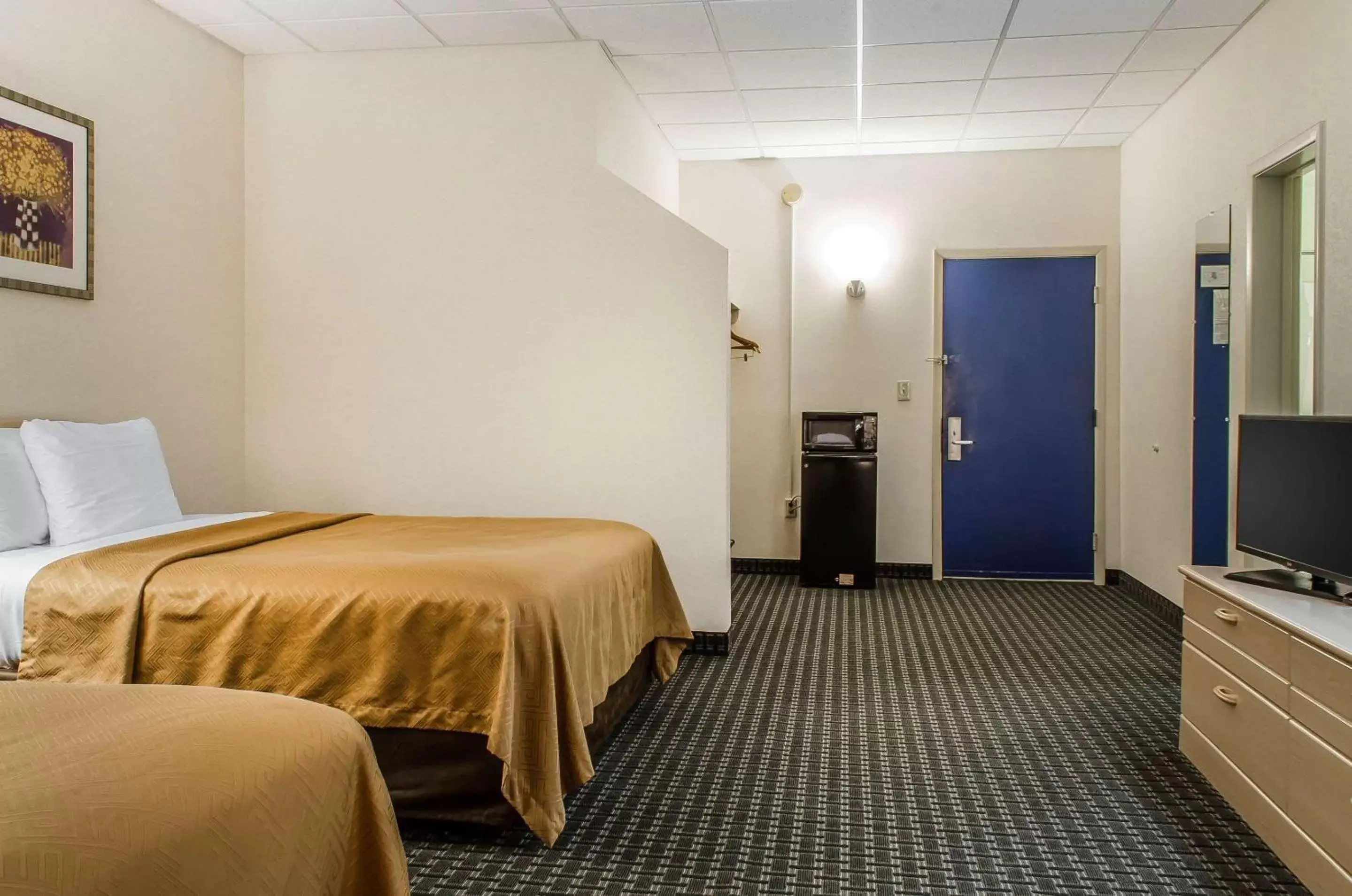 Photo of the whole room, Bed in Rodeway Inn State College - near University