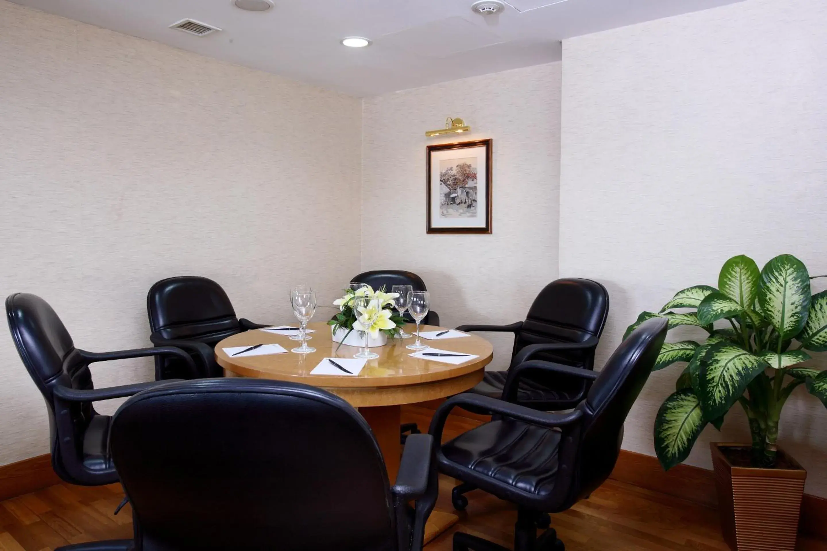 Business facilities in Lotte Hotel Saigon