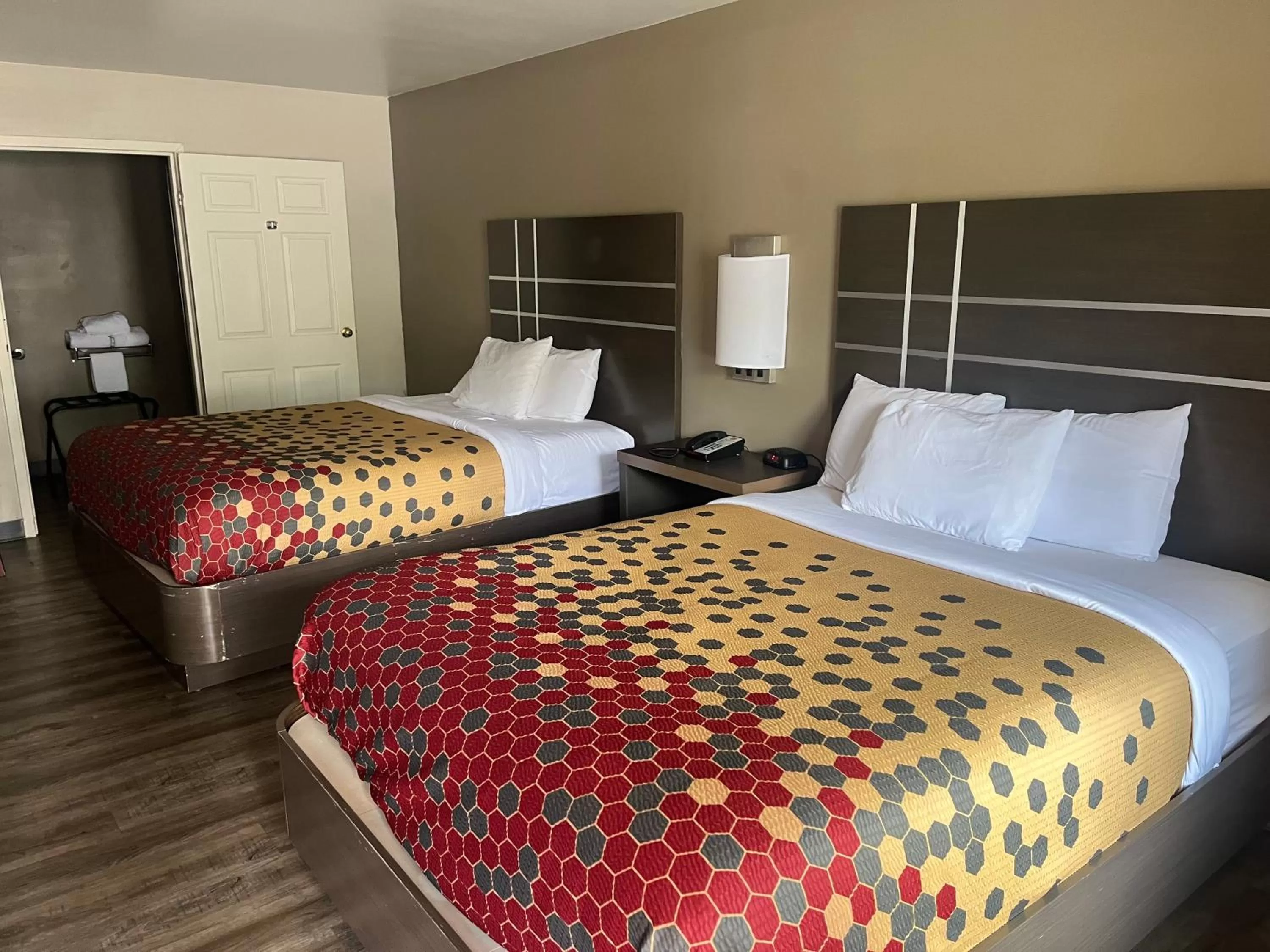 Photo of the whole room, Bed in Econo Lodge Inn & Suites Murfreesboro Shopping District