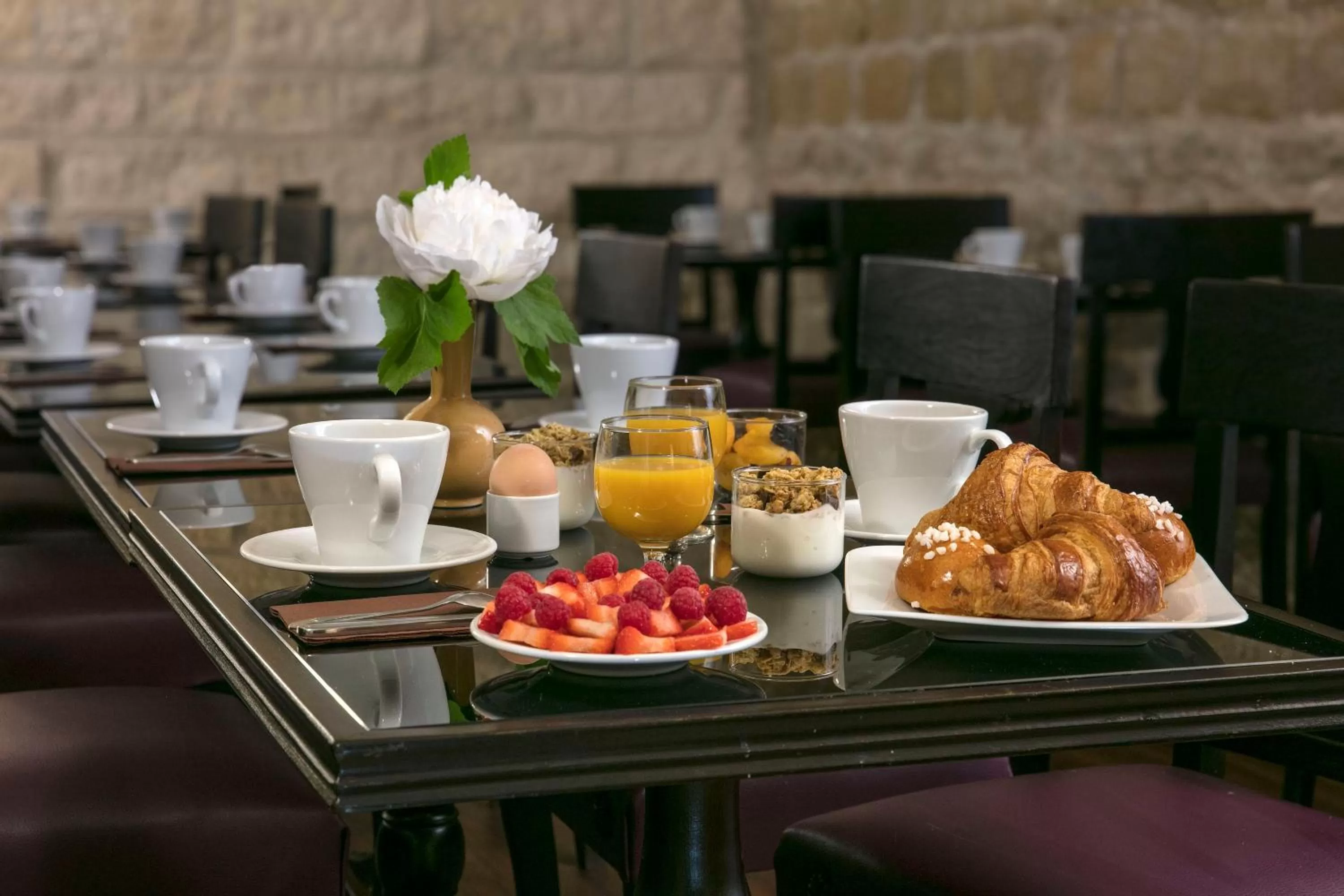 Buffet breakfast in Hôtel Serotel Lutèce