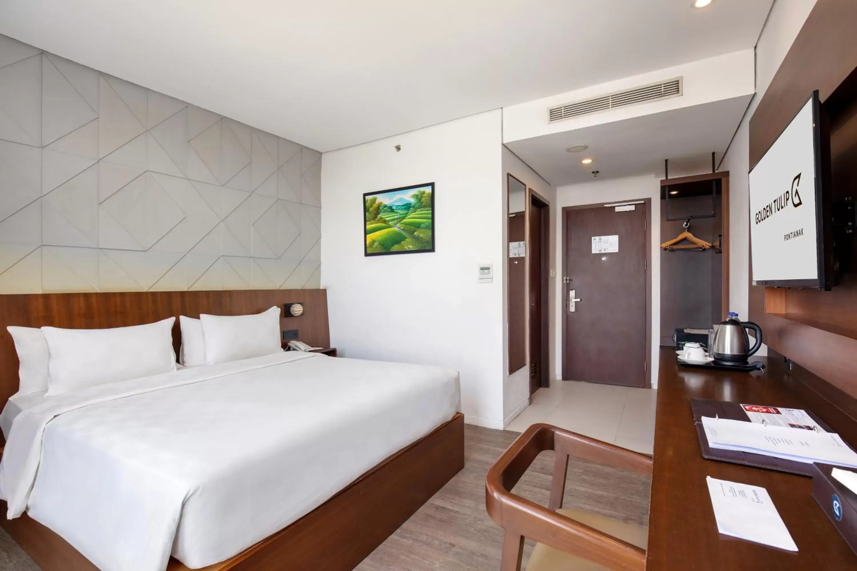 Bed in Golden Tulip Pontianak