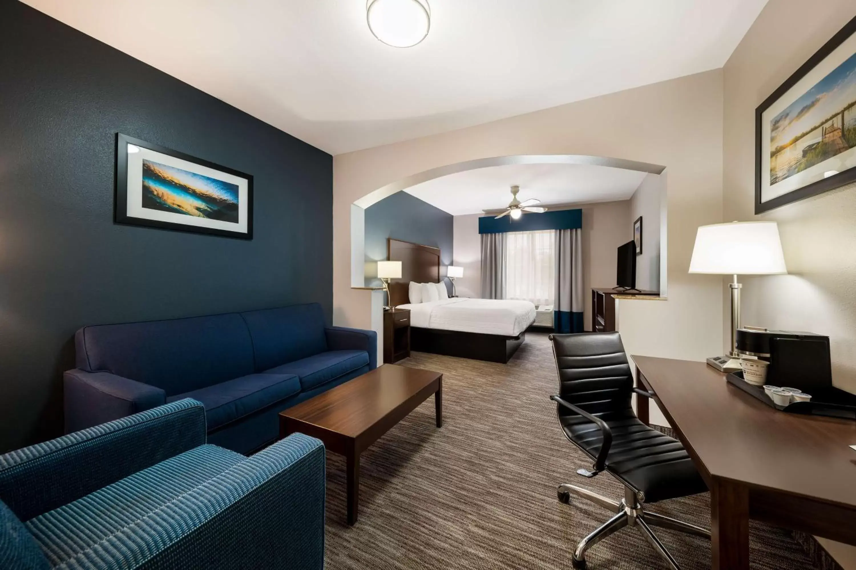 Photo of the whole room, Seating Area in Best Western Plus Lake Dallas Inn & Suites