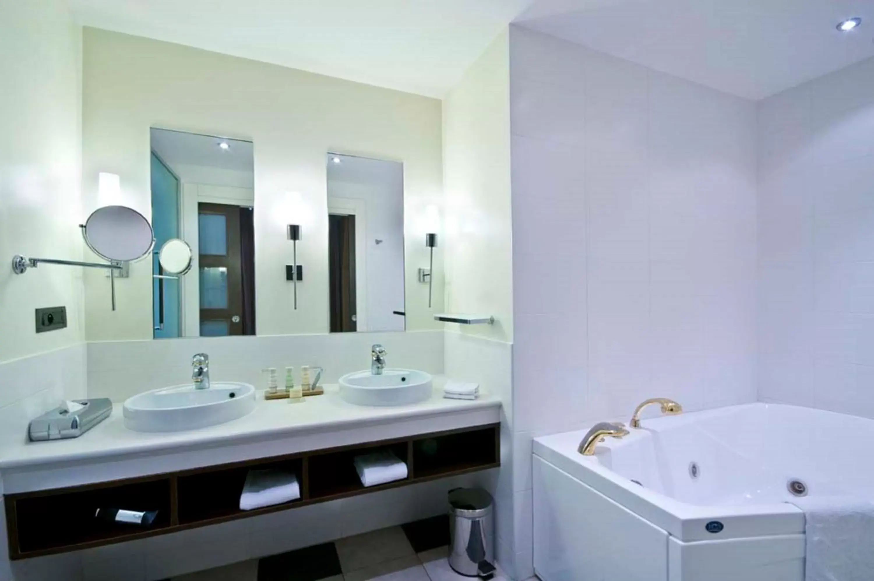 Hot Tub, Bathroom in Radisson Blu Hotel Paris, Marne-la-Vallée