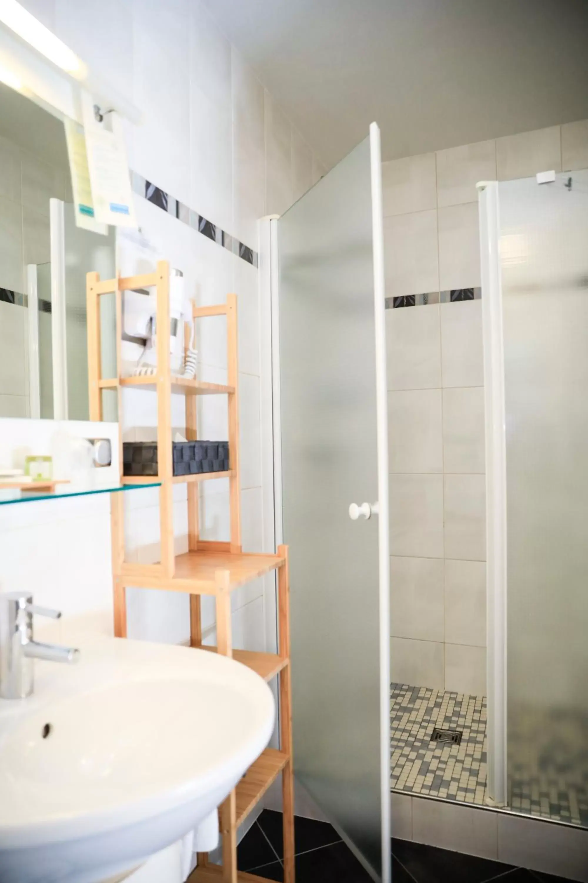 Shower, Bathroom in Hôtel L'Auberge Alsacienne