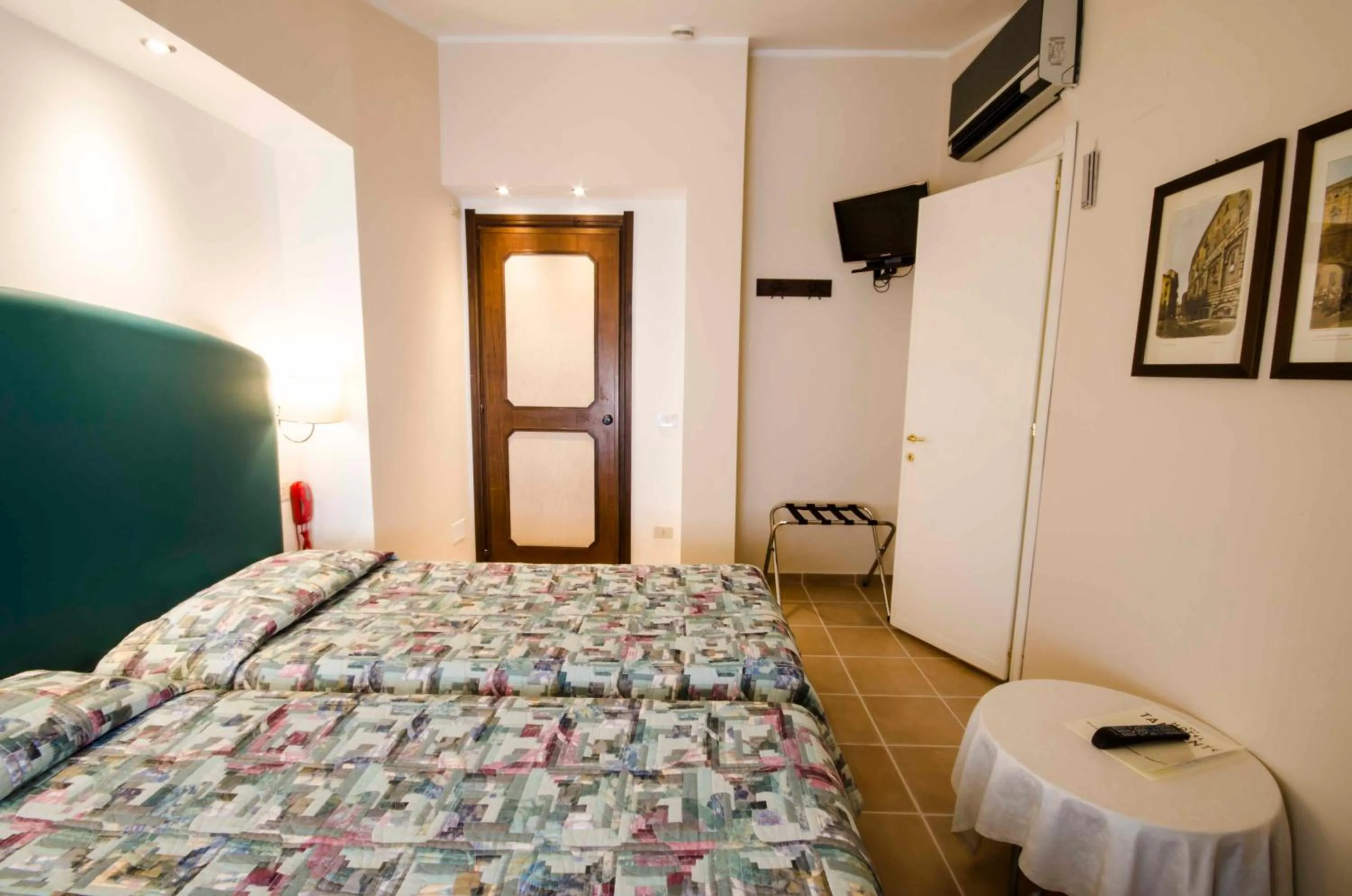 Photo of the whole room, Bed in Hotel Tarconte