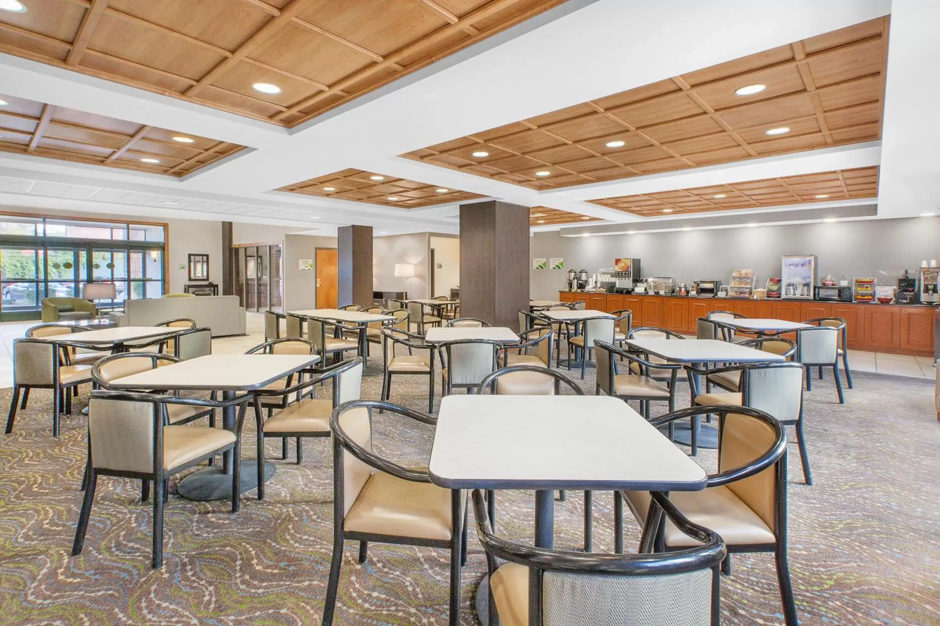 Communal lounge/ TV room, Restaurant/Places to Eat in Wingate by Wyndham Sylvania-Toledo