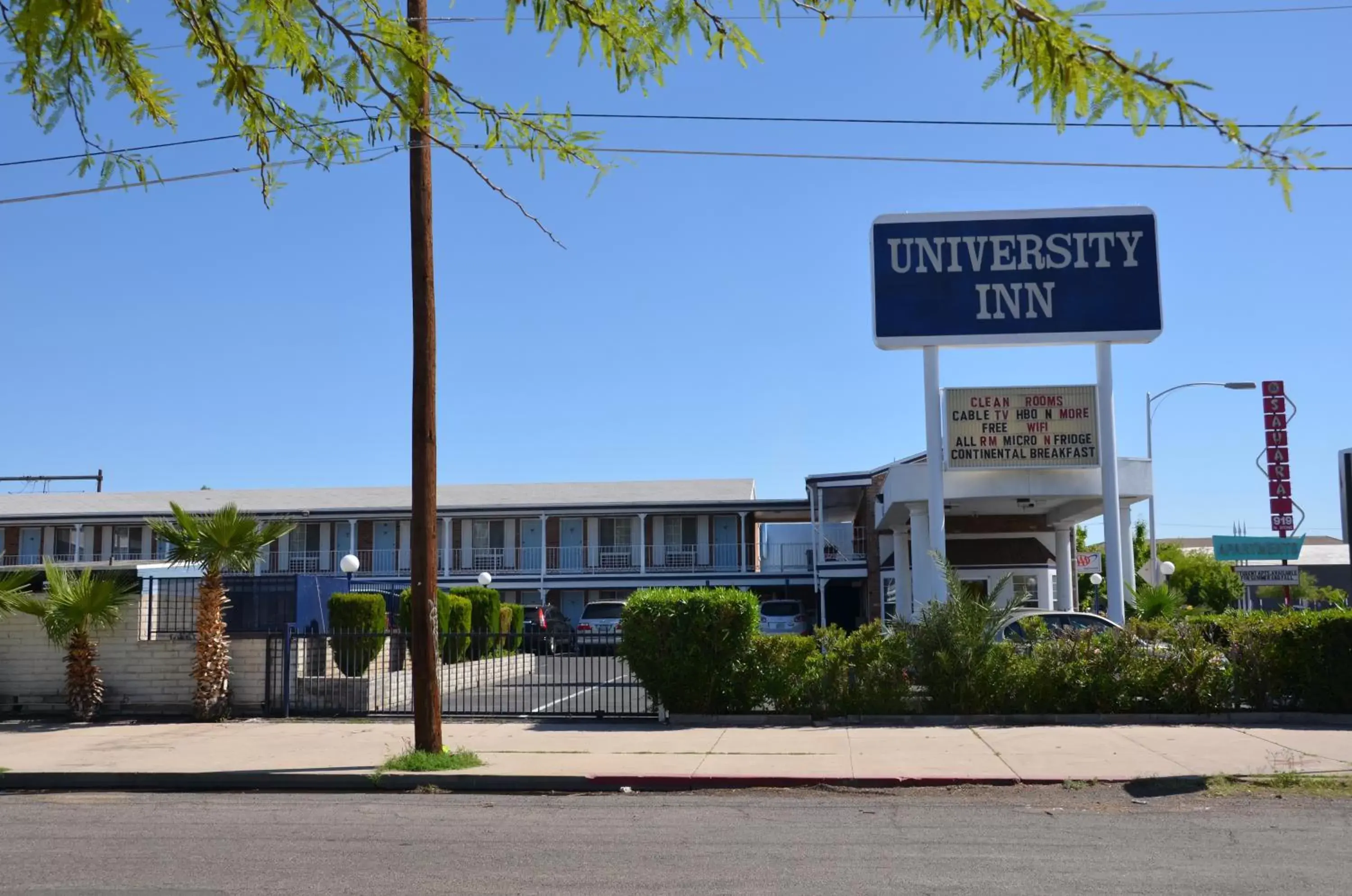 Facade/entrance, Property Building in University Inn