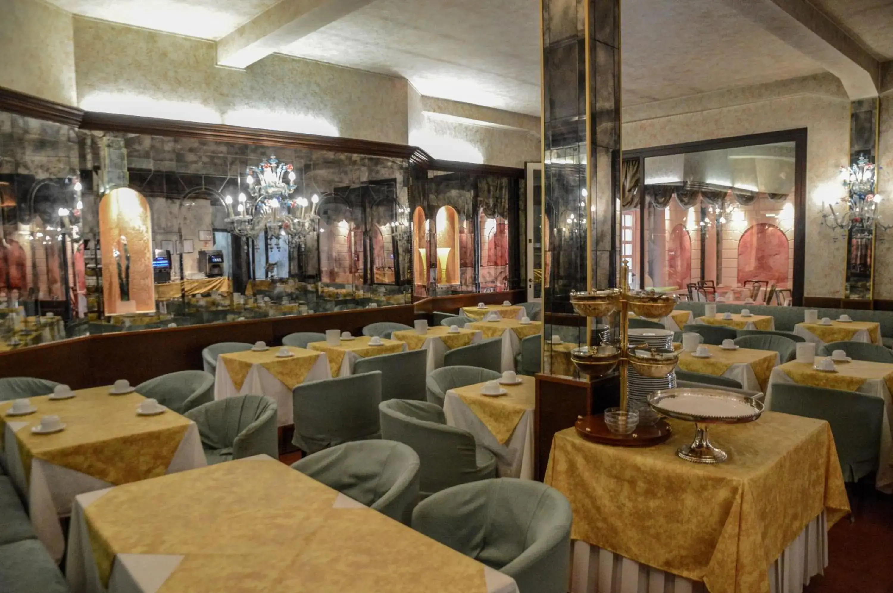 Restaurant/places to eat in Hotel Le Boulevard Restaurant/places to eat in Hotel Le Boulevard