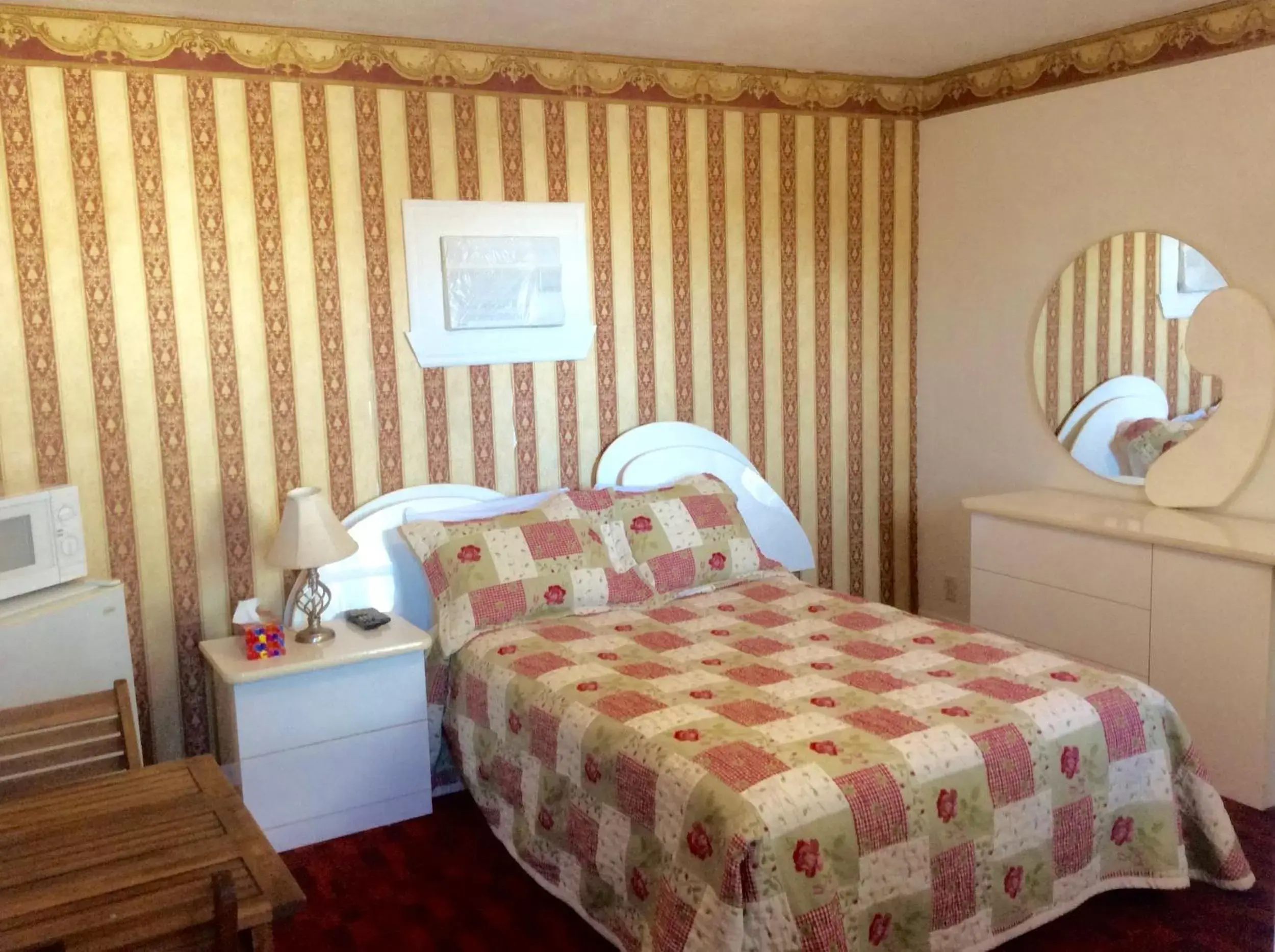 Photo of the whole room, Bed in Motel Saint-Hilaire