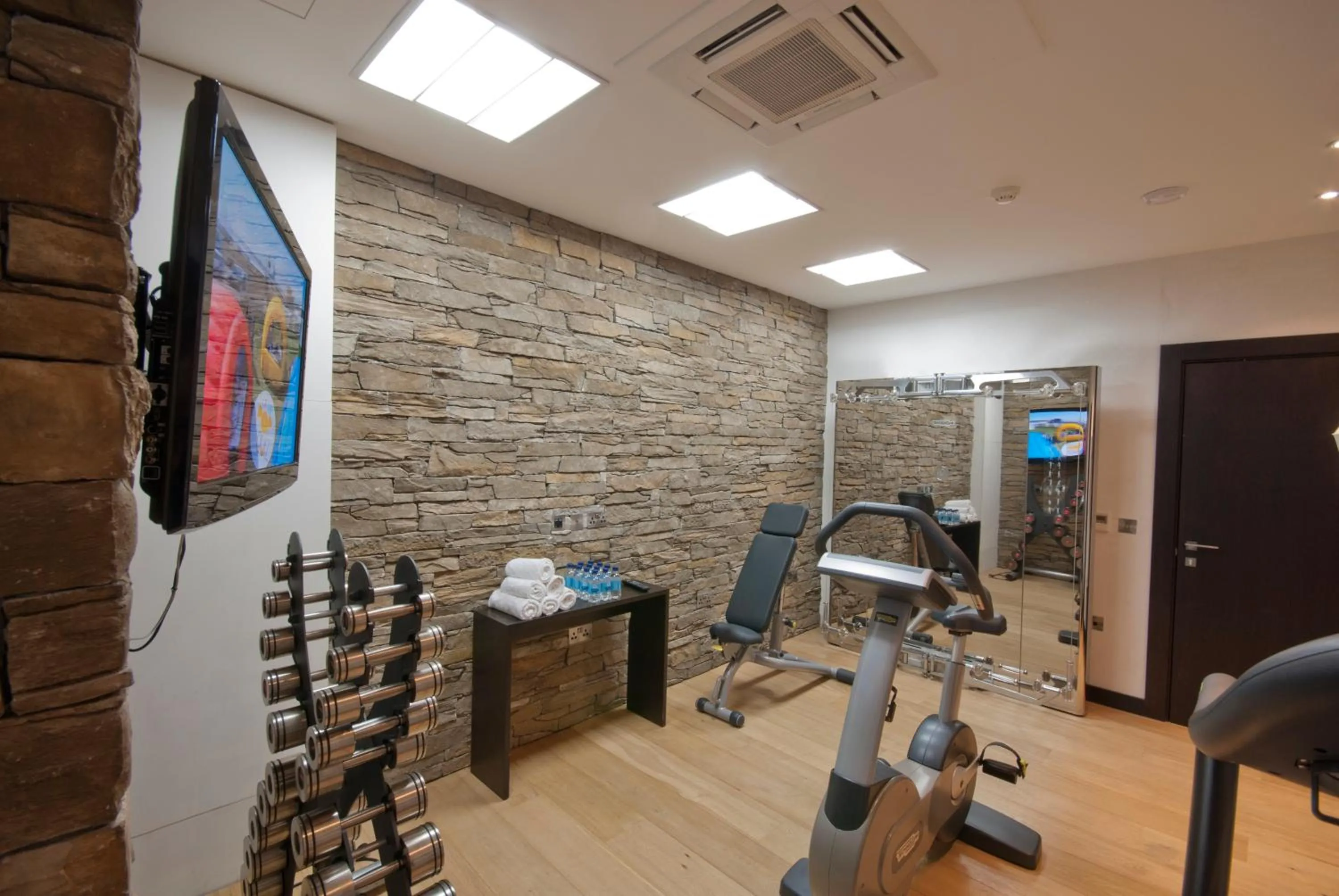 Fitness centre/facilities in 130 Queen's Gate Apartments