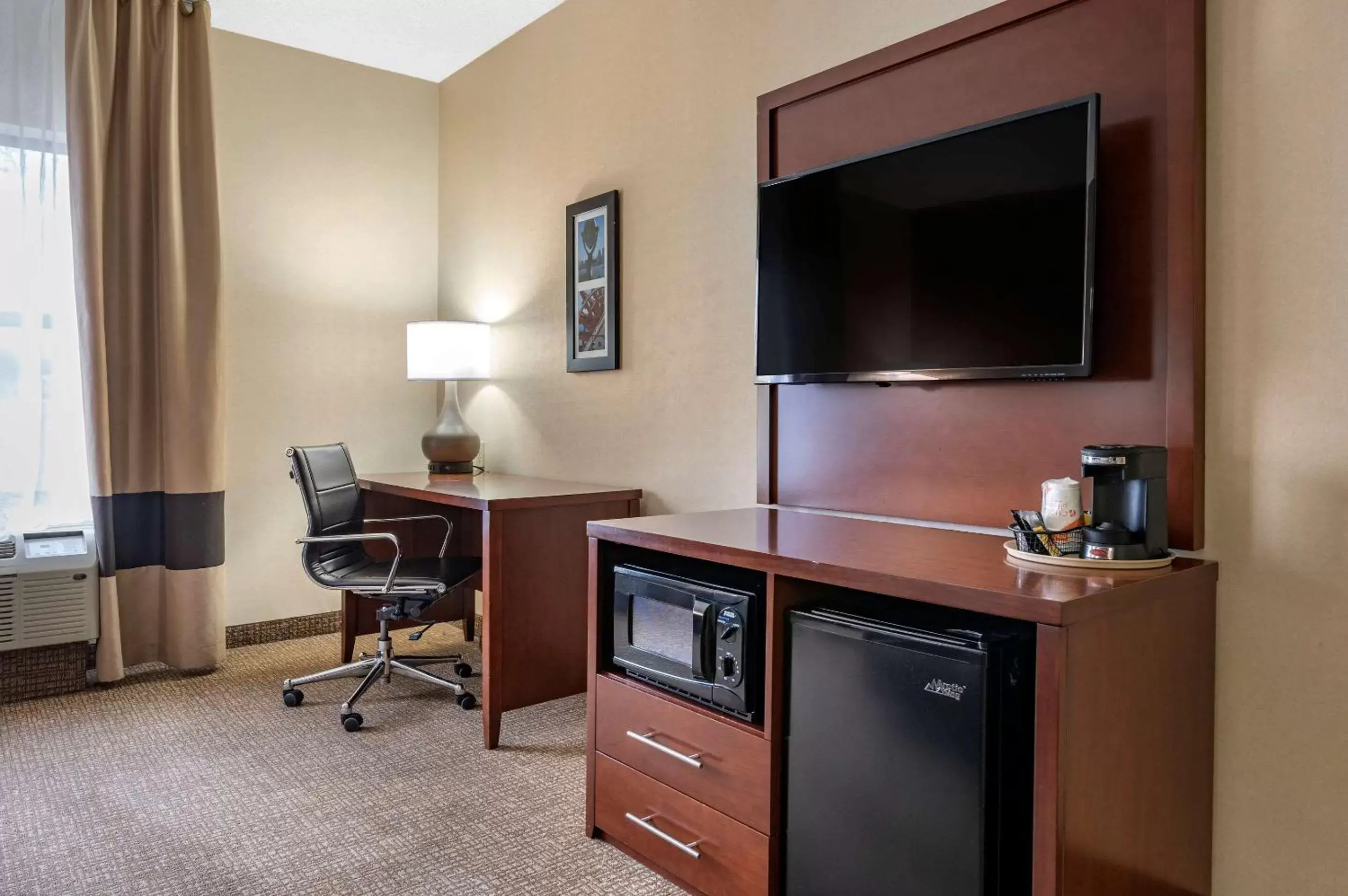 Photo of the whole room, TV/Entertainment Center in Comfort Inn Southwest Louisville