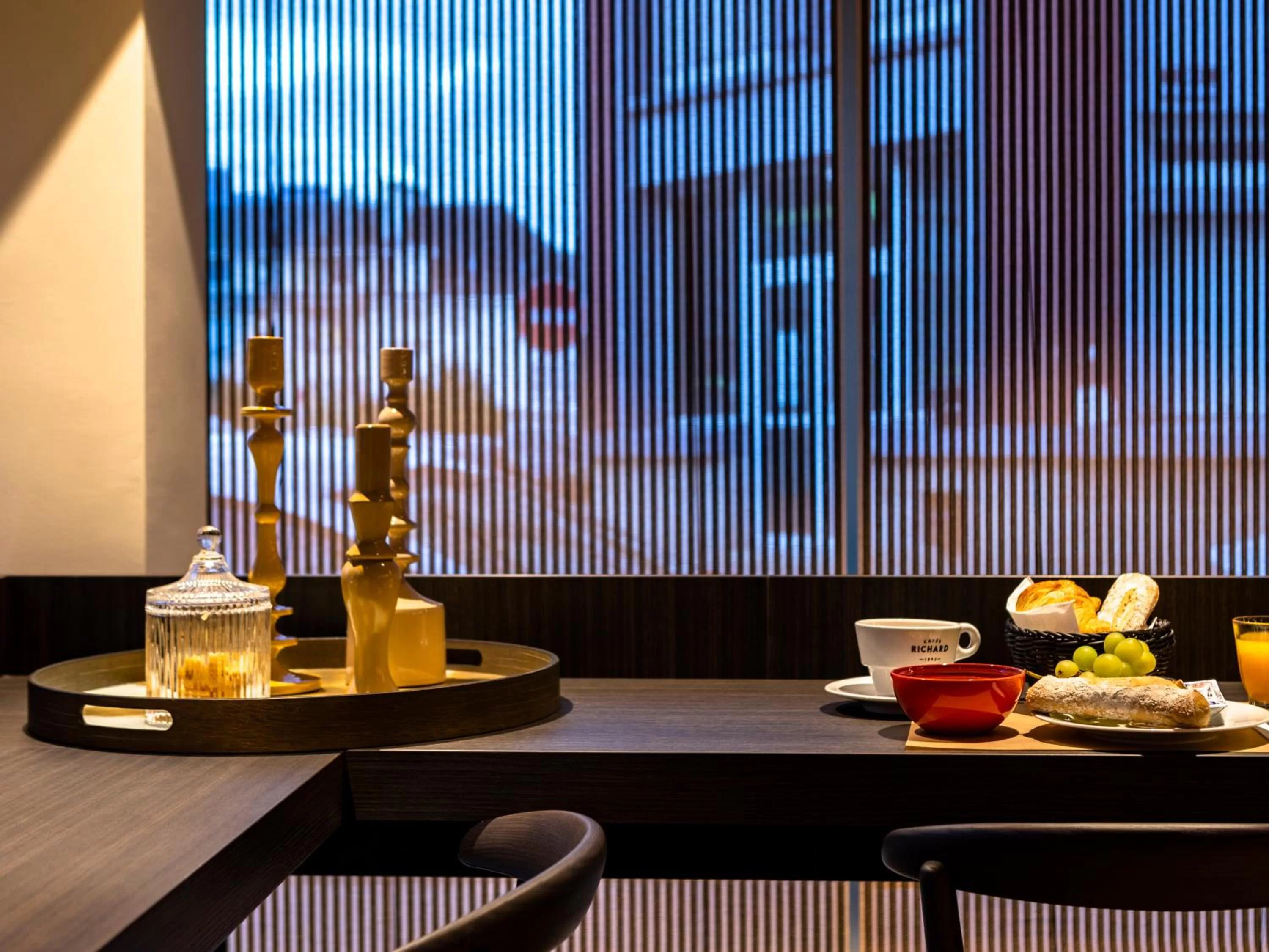 Continental breakfast in MOKA Hôtel centre-ville