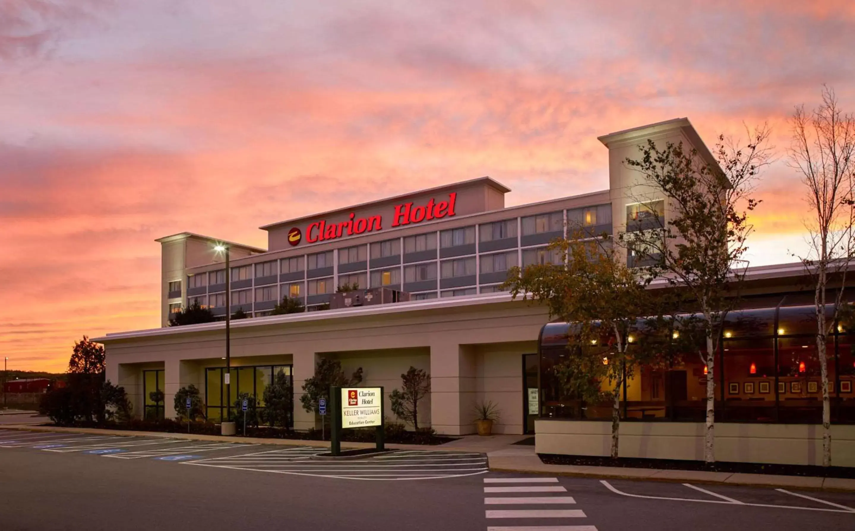 Property Building in Clarion Hotel Airport Portland